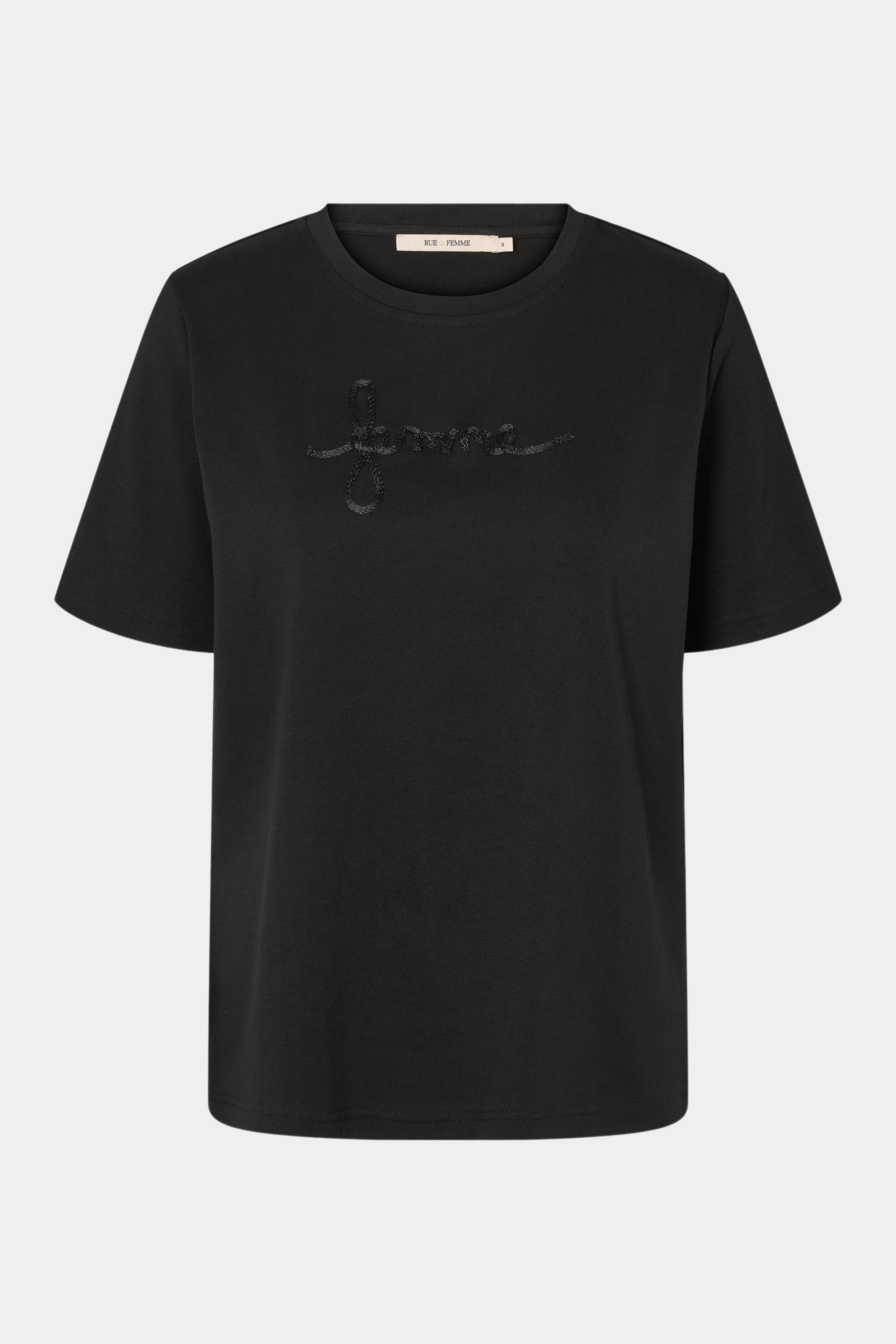 Fin, smuk, elegant, klassisk, staple, feminin, pæn, rå, cool, sej, unik, musthave, hverdag, fest, kvinde, dame, woman, t-shirt, tee, tshirt, kortærmet, løs, loose, logo, tekst, broderet, broderi, sort, black, klassisk, classic, sommer