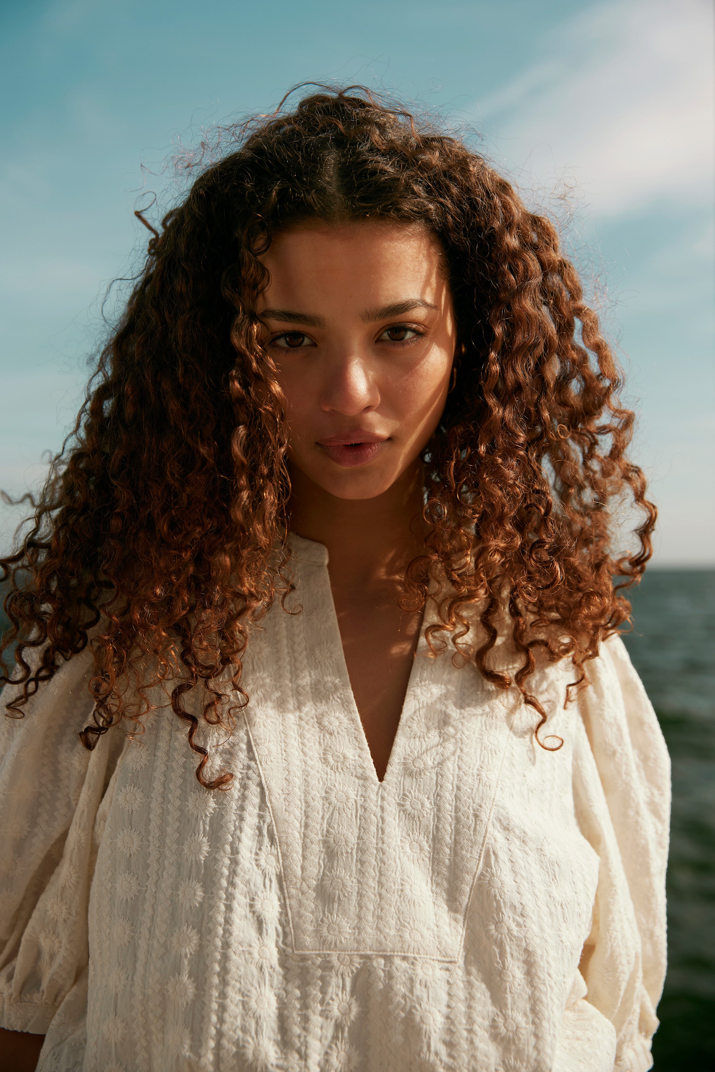 bluse, tee, skjorte, overdel, hvid, broderi, brodering, broderianglaise, hvid, offwhite, vudskæring, puf, pufærmer, fin, smuk, elegant, klassisk, feminin, pæn, rå, cool, sej, unik, musthave, hverdag, fest