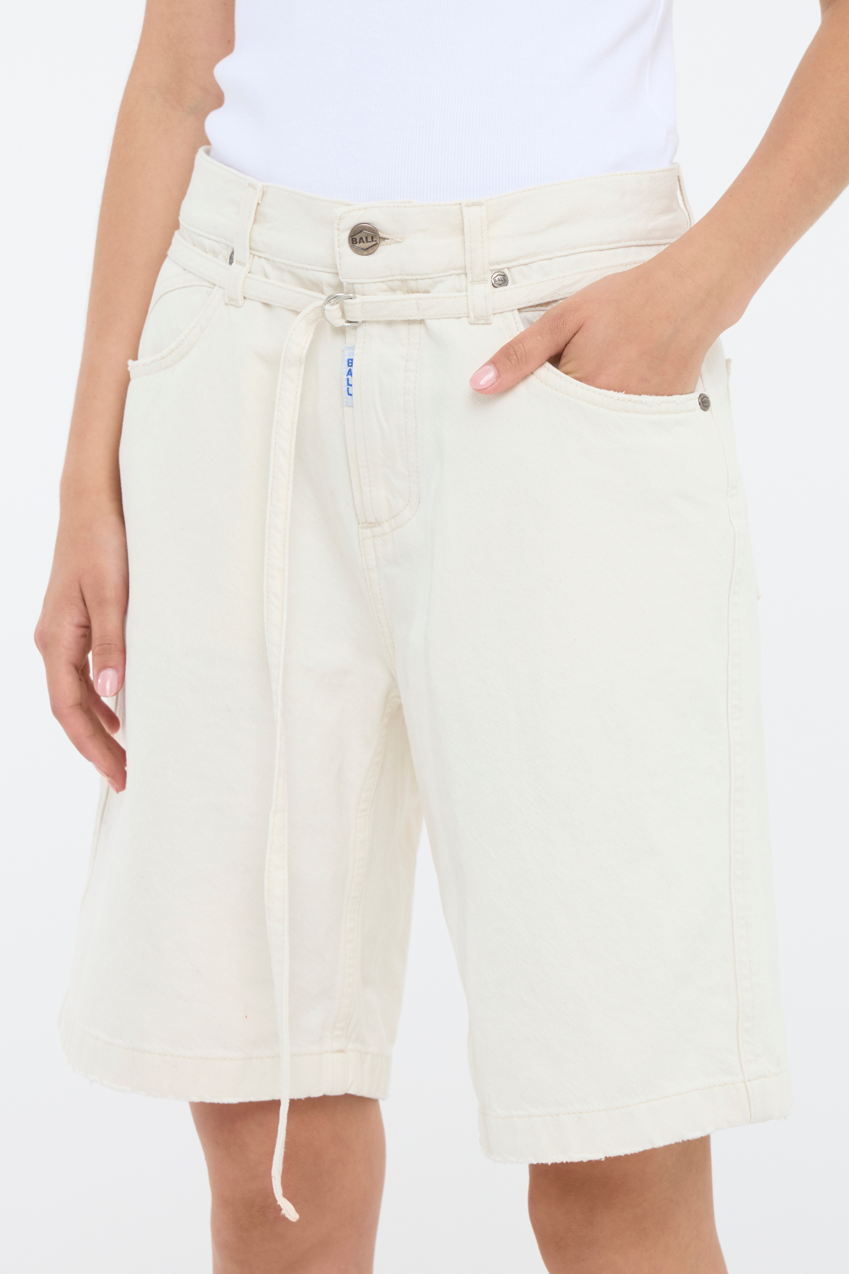 shorts, buks, denim, cowboy, råhvid, offwhite, bermuda, bermudashorts, lang, knælang, ecru, bælte, lommer, Fin, smuk, elegant, klassisk, feminin, pæn, rå, cool, sej, unik, musthave, hverdag, fest, højtaljet, high waist, wide, vid, vidde, bred, bredde, staple, old money, kvinde, dame, woman