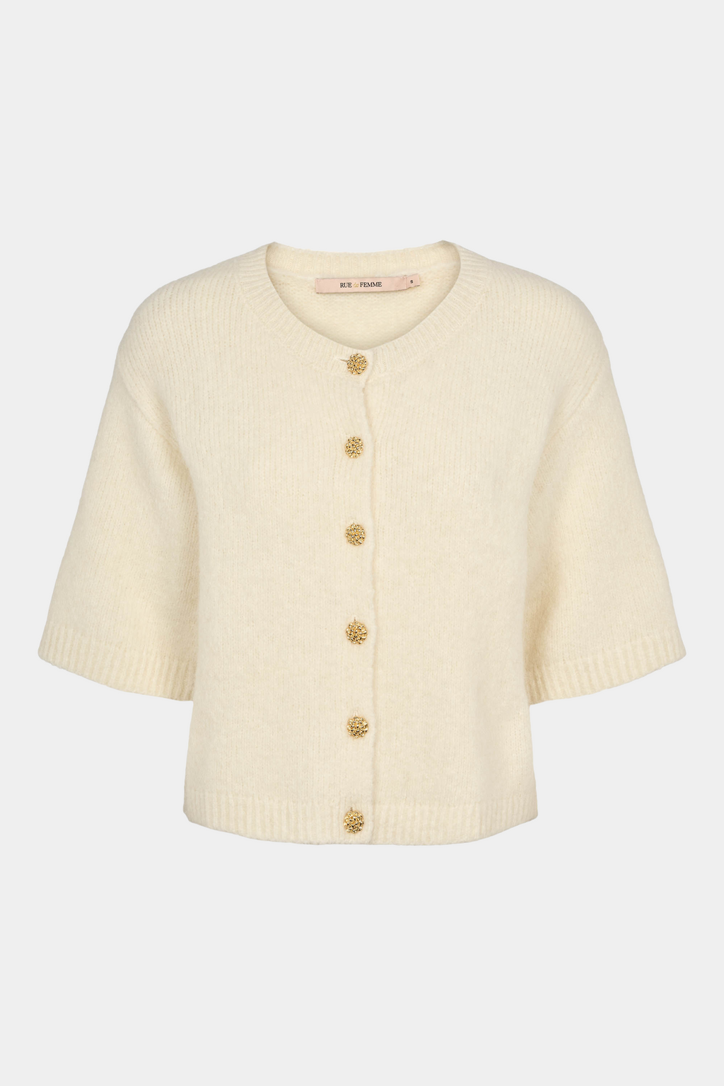 Fin, smuk, elegant, klassisk, staple, feminin, pæn, rå, cool, sej, unik, musthave, hverdag, fest, kvinde, dame, woman, strik, knit, cardigan, blød, soft, alpaka, alpaca, kortærmet, trekvart, løs, loose, staple, elegant, old money, guld, gold, knapper, off white, råhvid, creme, guld, gold