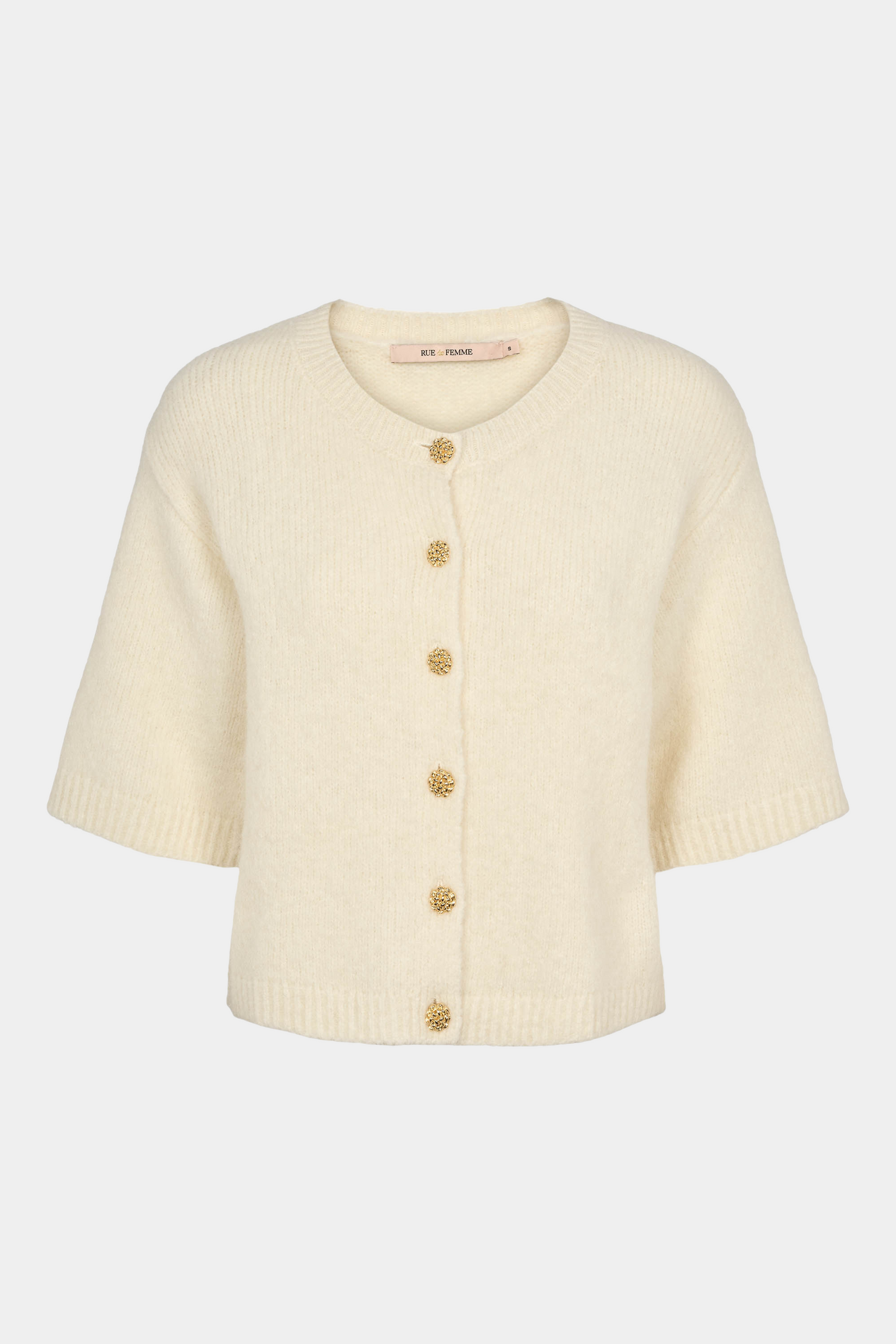 Fin, smuk, elegant, klassisk, staple, feminin, pæn, rå, cool, sej, unik, musthave, hverdag, fest, kvinde, dame, woman, strik, knit, cardigan, blød, soft, alpaka, alpaca, kortærmet, trekvart, løs, loose, staple, elegant, old money, guld, gold, knapper, off white, råhvid, creme, guld, gold