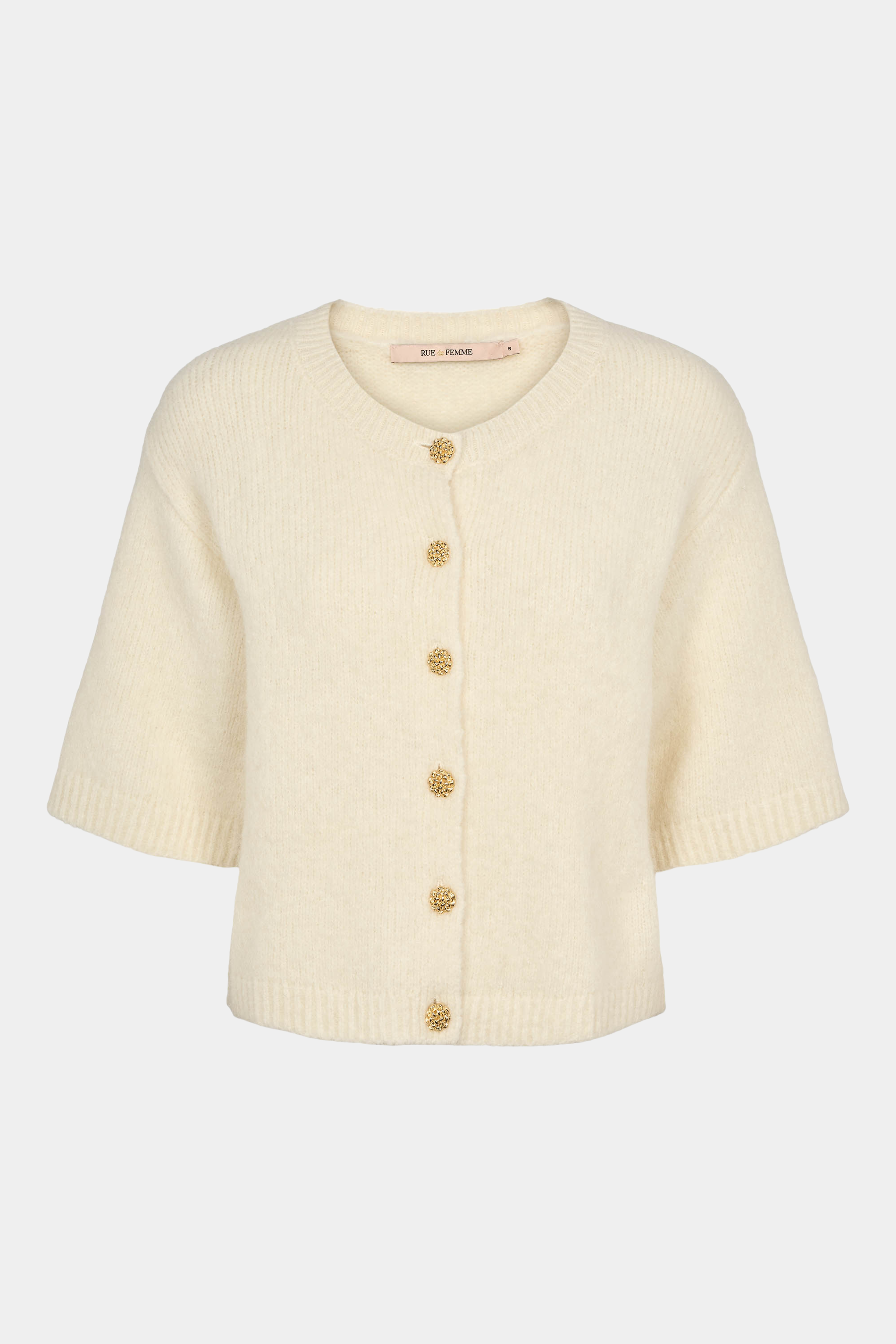 Fin, smuk, elegant, klassisk, staple, feminin, pæn, rå, cool, sej, unik, musthave, hverdag, fest, kvinde, dame, woman, strik, knit, cardigan, blød, soft, alpaka, alpaca, kortærmet, trekvart, løs, loose, staple, elegant, old money, guld, gold, knapper, off white, råhvid, creme, guld, gold