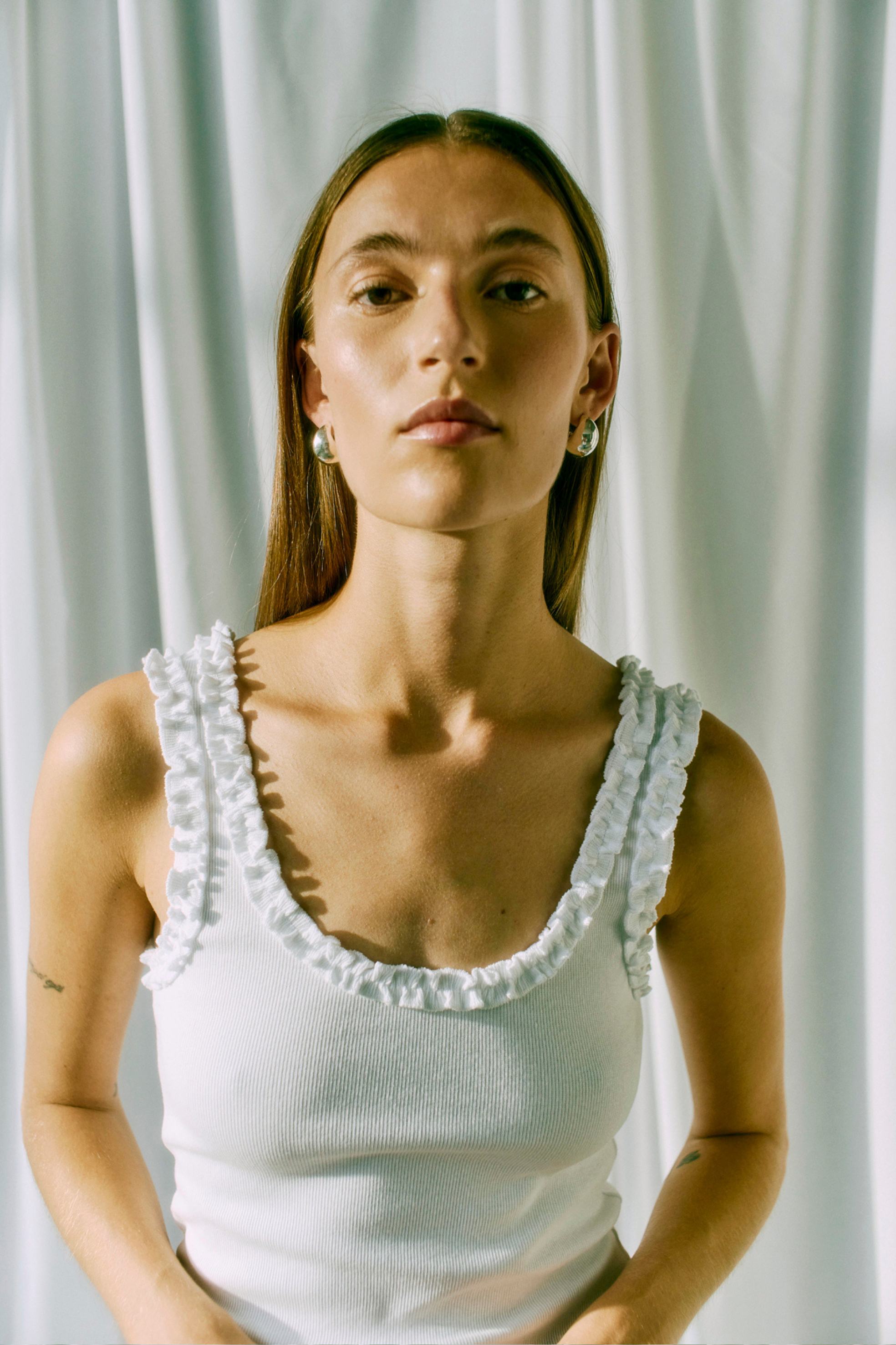 Forudbestilling - CMSiv frill top | Bright white