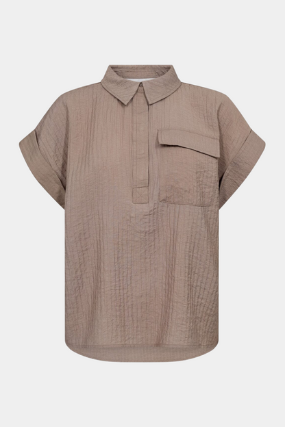 top, bluse, kortærmet, klassisk, boxy, løs, loose, crepe, struktur, Fin, smuk, elegant, klassisk, staple, feminin, pæn, rå, cool, sej, unik, musthave, hverdag, fest, kvinde, dame, woman, casual, basic, brun, brown, walnut