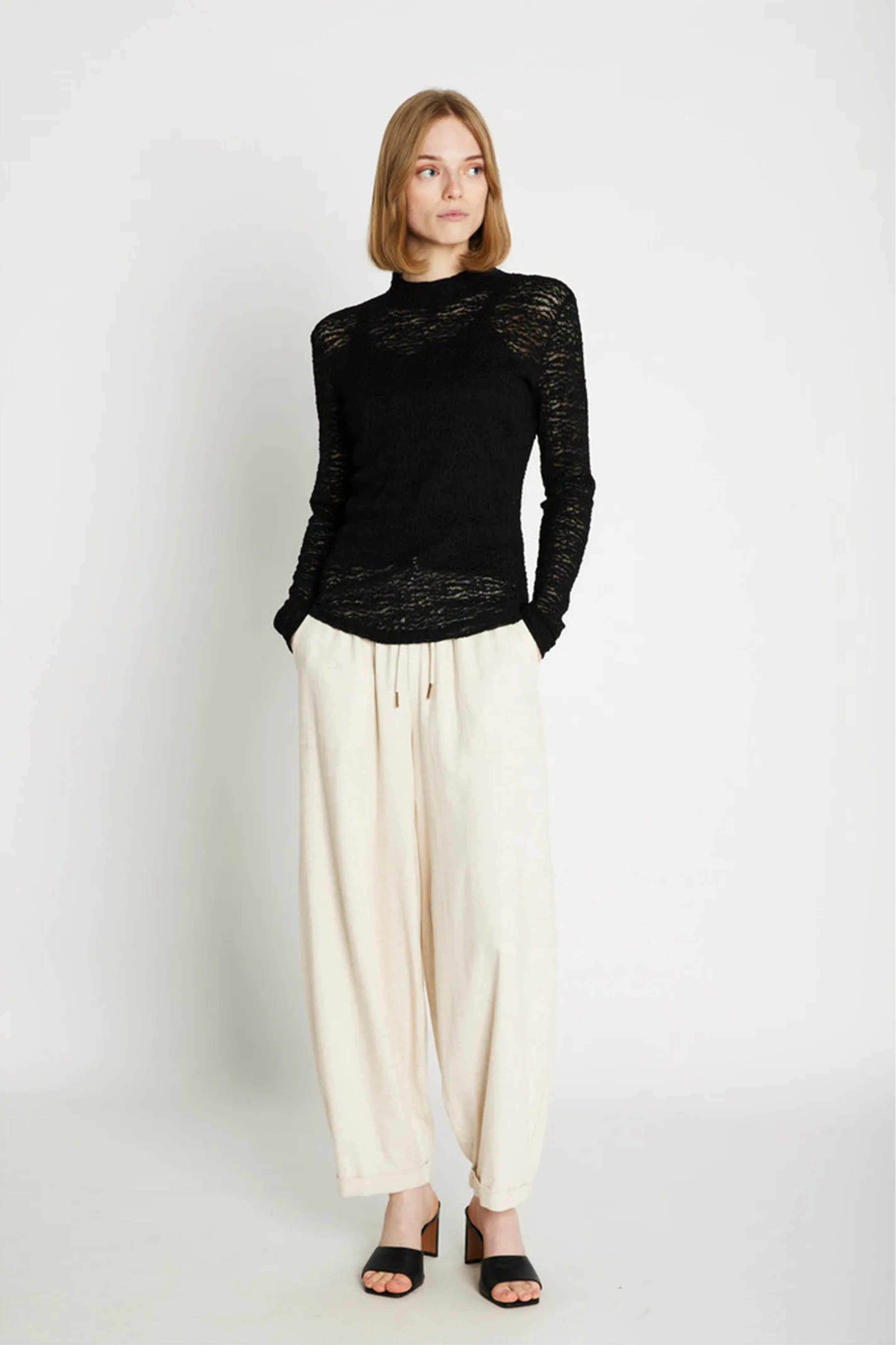 buks, bukser, pants, hør, lette, luftig, beige, bindebånd, Fin, smuk, elegant, klassisk, feminin, pæn, rå, cool, sej, unik, musthave, hverdag, fest, linen, løs, loose, boxy, gulerodsbuks, sommerbuks, natur, meleret, melange