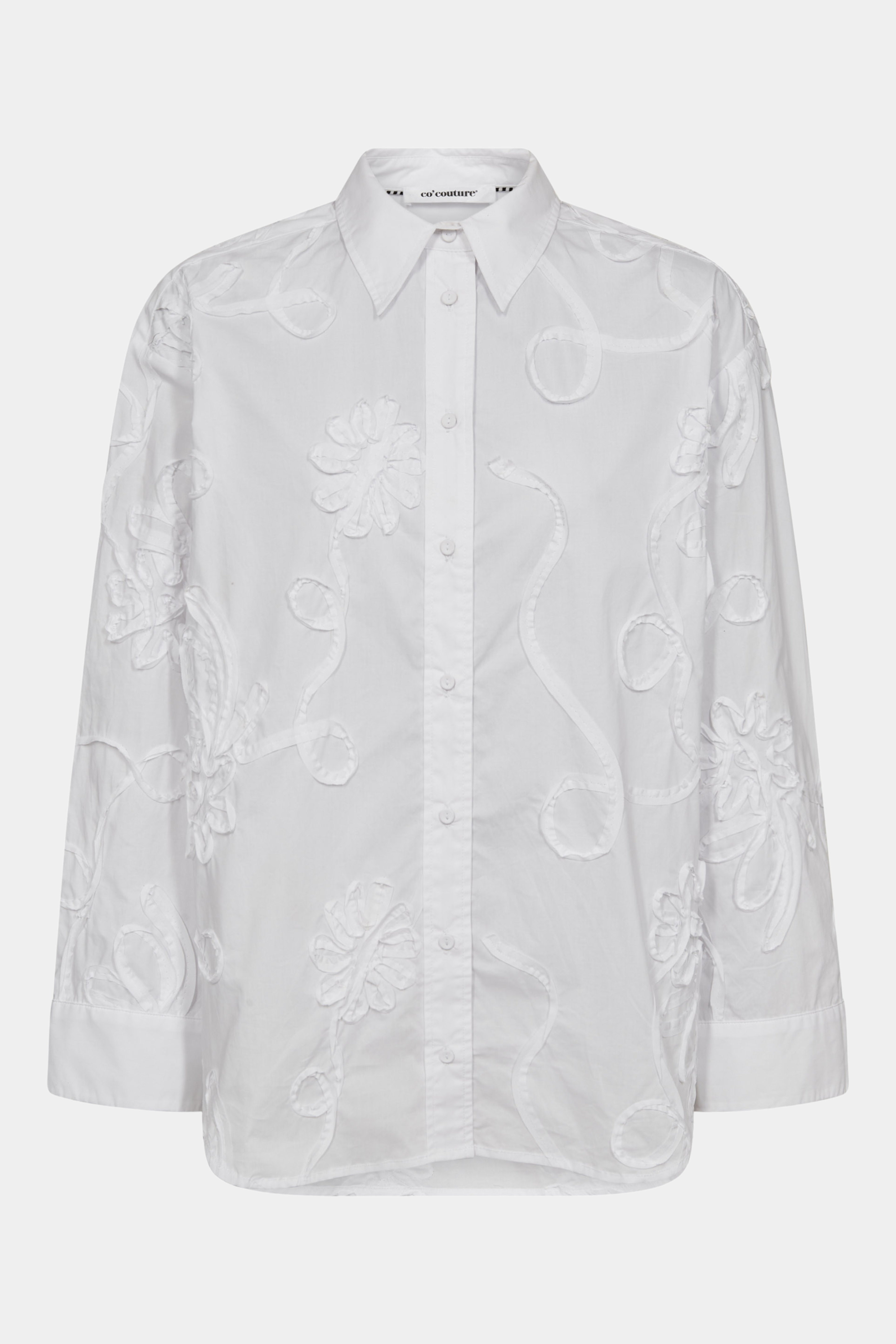 Fin, smuk, elegant, klassisk, staple, feminin, pæn, rå, cool, sej, unik, musthave, hverdag, fest, kvinde, dame, woman, skjorte, shirt, blouse, bluse, oversized, storeskjorte, blomster, mønster, flower, krummelurer, løs, loose, hvid, white, bomuld, classic, klassisk, business, arbejde, work