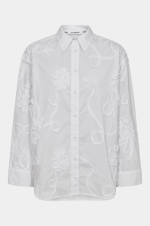 Fin, smuk, elegant, klassisk, staple, feminin, pæn, rå, cool, sej, unik, musthave, hverdag, fest, kvinde, dame, woman, skjorte, shirt, blouse, bluse, oversized, storeskjorte, blomster, mønster, flower, krummelurer, løs, loose, hvid, white, bomuld, classic, klassisk, business, arbejde, work