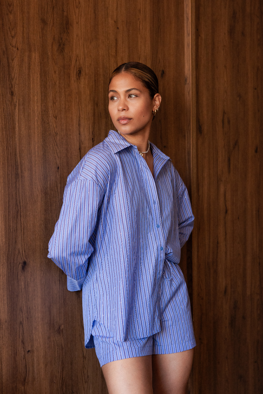 skjorte, shirt, oversize, blå, lyseblå, striber, stribet. sten, rhinsten, glimmer, glitter, Fin, smuk, elegant, klassisk, staple, feminin, pæn, rå, cool, sej, unik, musthave, hverdag, fest, kvinde, dame, woman

