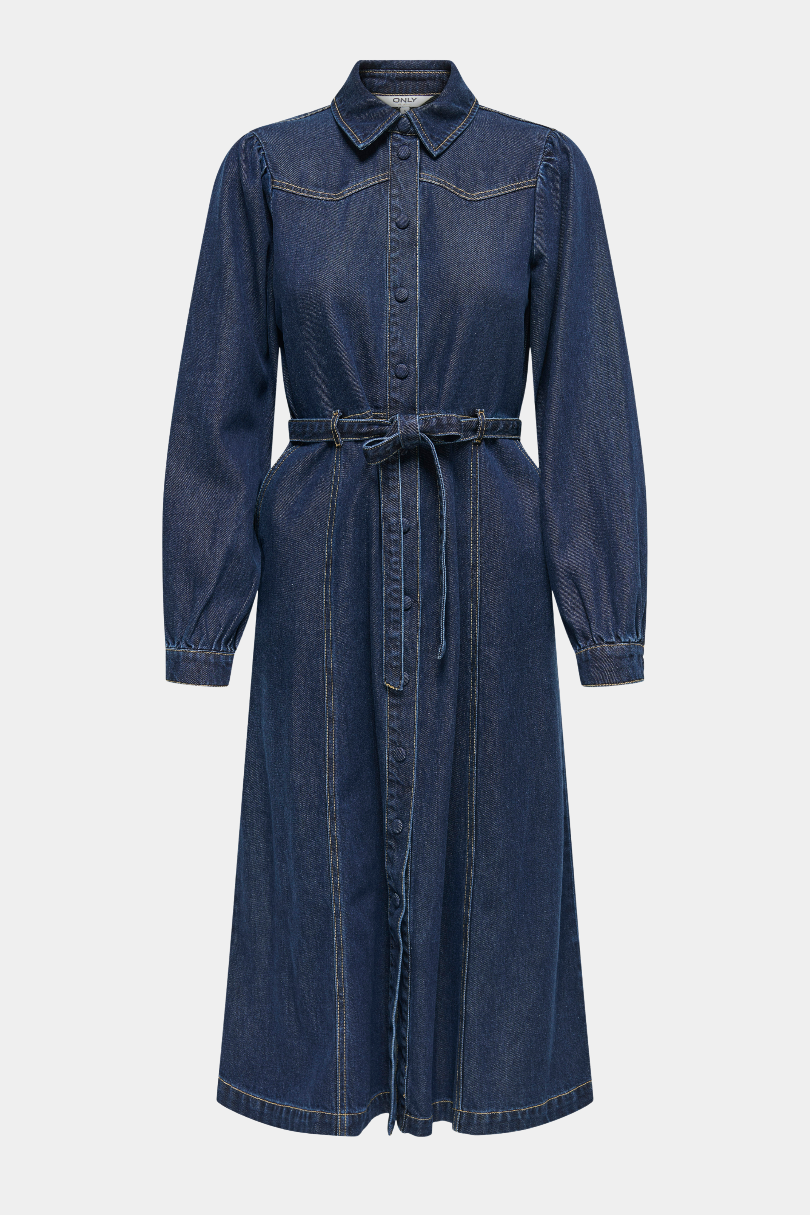 Fin, smuk, elegant, klassisk, staple, feminin, pæn, rå, cool, sej, unik, musthave, hverdag, fest, kvinde, dame, woman, kjole, dress, denim, mørkeblå, dark blue, kontrast, kontraststikninger, langærmet, knapper, bælte, bånd, bindebånd, ballon, krave, klassisk, classic, midi, long, maxi, mellemlang