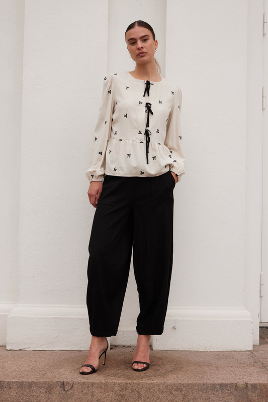 buks, bukser, pants, hør, lette, luftige, sort, bindebånd, elastik, Fin, smuk, elegant, klassisk, feminin, pæn, rå, cool, sej, unik, musthave, hverdag, fest, carrot, gulerodsbuks, vid, vidde, løs, loose, bred, lommer, linen