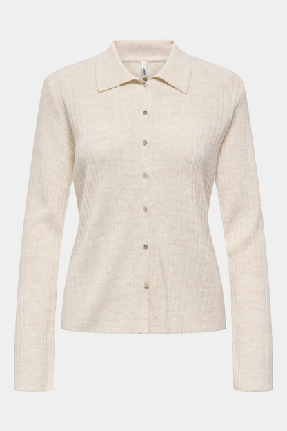 Fin, smuk, elegant, klassisk, staple, feminin, pæn, rå, cool, sej, unik, musthave, hverdag, fest, kvinde, dame, woman, cardigan, trøje, strik, knit, pullover, polo, poloknit, langærmet, long sleeve, knaplukning, knapper, button, blød, soft, varm, warm, rib