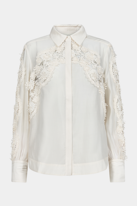 Fin, smuk, elegant, klassisk, staple, feminin, pæn, rå, cool, sej, unik, musthave, hverdag, fest, kvinde, dame, woman, skjorte, bluse, blouse, råhvid, offwhite, blonde, lace, langærmet, løs, loose, krave, knapper, buttons