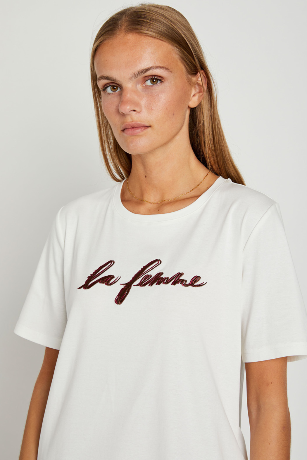 tee, t-shirt, overdel, bluse, print, tryk, broderi, brodering, logo, blød, ærmer, rund hals,  fin, smuk, elegant, klassisk, feminin, pæn, rå, cool, sej, unik, musthave, hverdag, fest