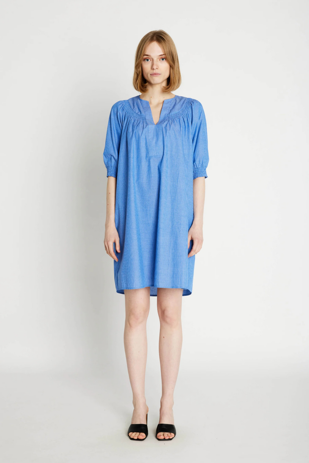 Kjole, dress, kort, short, knælang, løs, loose, stribet, nålestrib, stripe, blå, blue, lyseblå, kortærmet, elastik, smock, v-hals, casual, hverdag, fin, fest, blød, soft, let, luftig, bomuld, cotton, kvinde, dame, woman