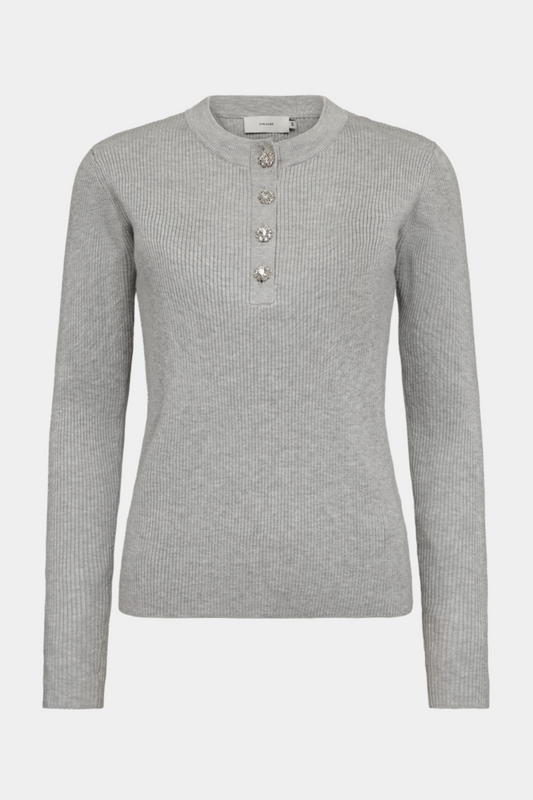 Fin, smuk, elegant, klassisk, staple, feminin, pæn, rå, cool, sej, unik, musthave, hverdag, fest, kvinde, dame, woman, strik, knit, rib, knapper, perler, sten, simili, langærmet, long sleeve, tætsiddende, tight, slim, blød, soft, grå, grey, basic