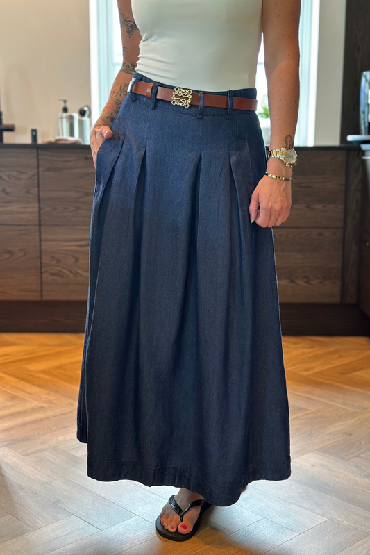 Fin, smuk, elegant, klassisk, staple, feminin, pæn, rå, cool, sej, unik, musthave, hverdag, fest, kvinde, dame, woman, nederdel, skirt, maxi, midi, denim, cowboy, mørkeblå, dark blue, konstrast, løs, loose, let, elegant, fin, feminin, hverdag, fest