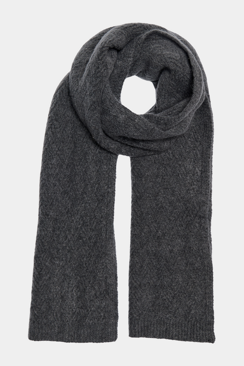 Fin, smuk, elegant, klassisk, staple, feminin, pæn, rå, cool, sej, unik, musthave, hverdag, fest, kvinde, dame, woman, strik, knit, halstørklæde, scarf, tørklæde, lang, aflang, stor, grå, grey, mørkegrå, herringbone, sildeben, mønster, pattern, flat knit, blød, soft, varm, warm, vinter, winter