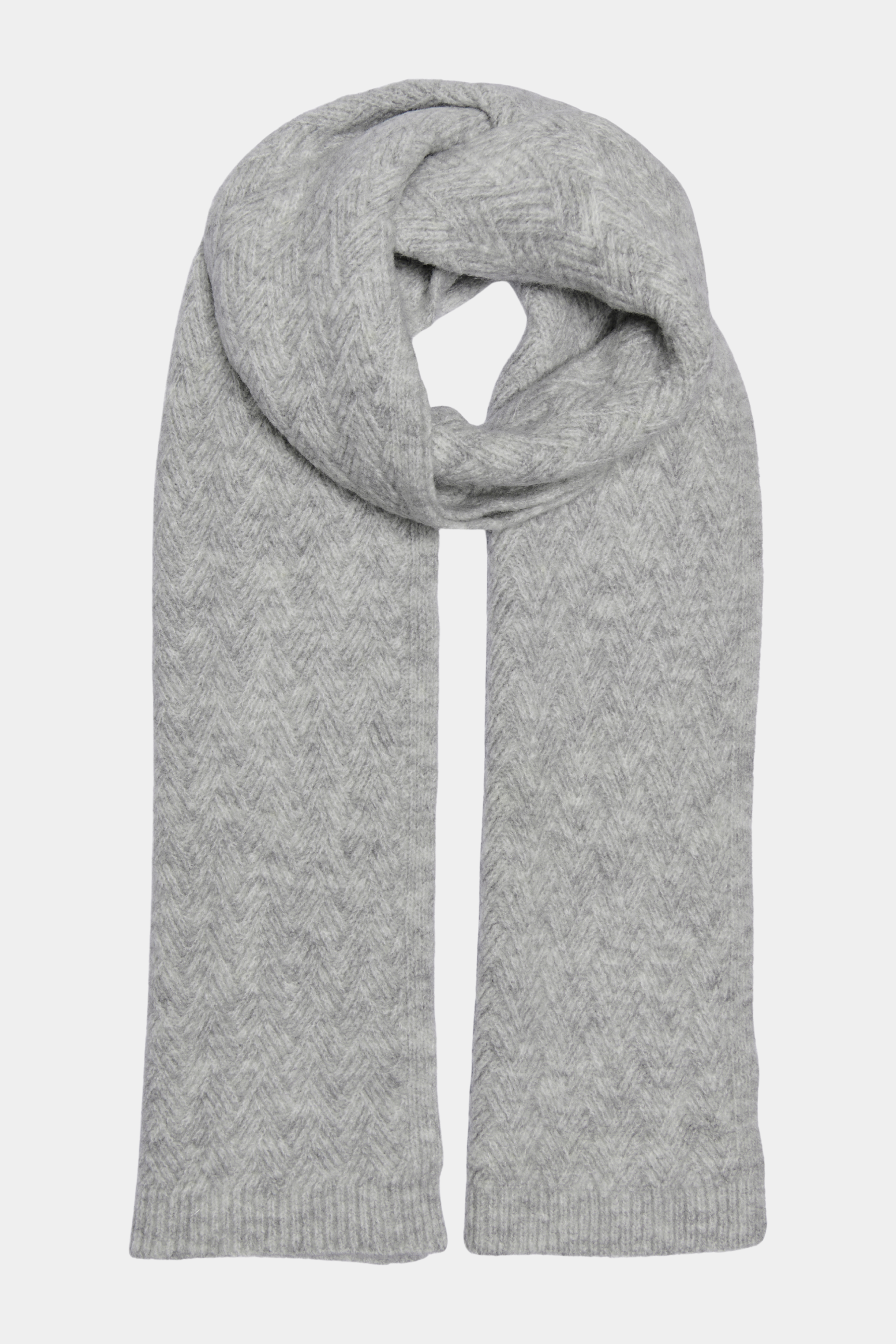 Fin, smuk, elegant, klassisk, staple, feminin, pæn, rå, cool, sej, unik, musthave, hverdag, fest, kvinde, dame, woman, strik, knit, halstørklæde, scarf, tørklæde, lang, aflang, stor, grå, grey, lysegrå, herringbone, sildeben, mønster, pattern, flat knit, blød, soft, varm, warm, vinter, winter