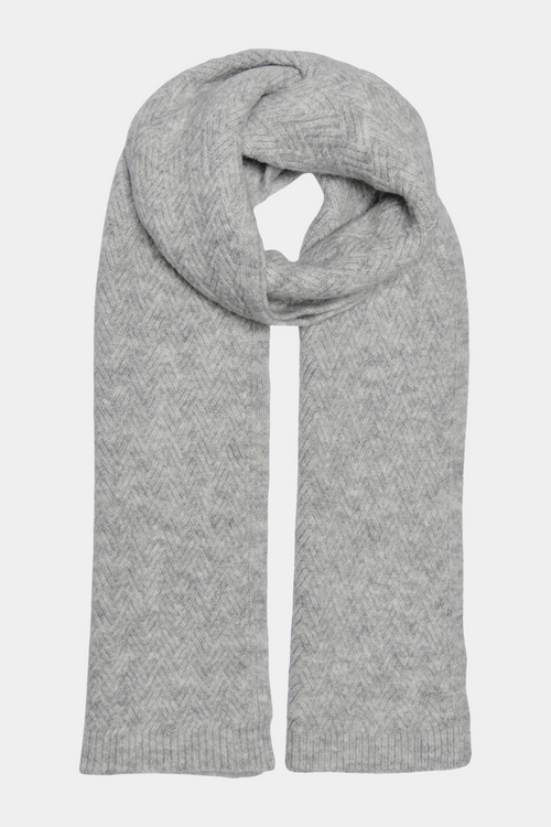 Fin, smuk, elegant, klassisk, staple, feminin, pæn, rå, cool, sej, unik, musthave, hverdag, fest, kvinde, dame, woman, strik, knit, halstørklæde, scarf, tørklæde, lang, aflang, stor, grå, grey, lysegrå, herringbone, sildeben, mønster, pattern, flat knit, blød, soft, varm, warm, vinter, winter