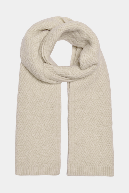 Fin, smuk, elegant, klassisk, staple, feminin, pæn, rå, cool, sej, unik, musthave, hverdag, fest, kvinde, dame, woman, strik, knit, halstørklæde, scarf, tørklæde, lang, aflang, stor, beige, off white, råhvid, creme, herringbone, sildeben, mønster, pattern, flat knit, blød, soft, varm, warm, vinter, winter