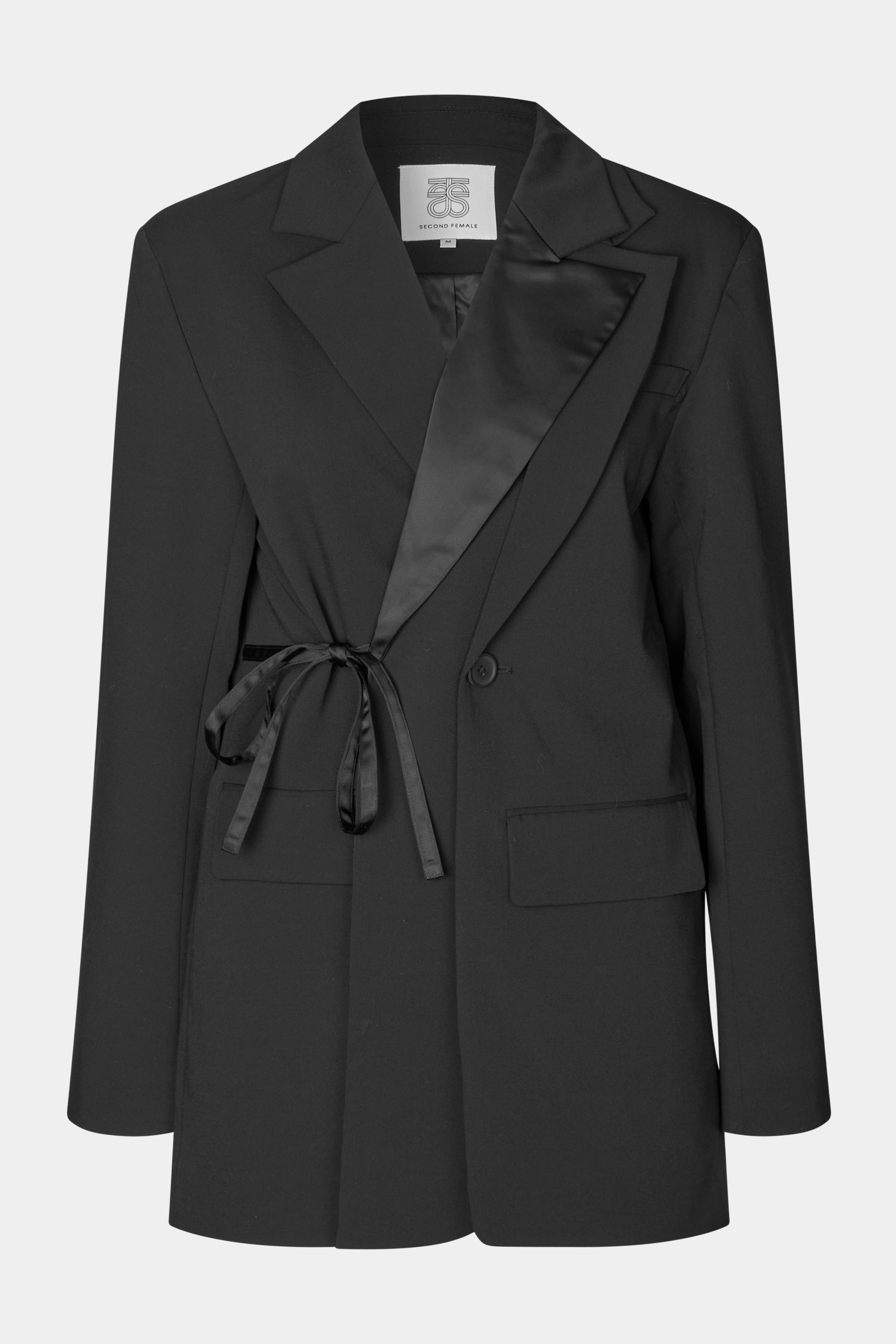 Fin, smuk, elegant, klassisk, staple, feminin, pæn, rå, cool, sej, unik, musthave, hverdag, fest, kvinde, dame, woman, blazer, blazerjakke, habitjakke, suit, suiting, sort, black, satin, sateen, bindebånd, bælte, sløjfe, detalje, detaljer, dobbeltradet, figursyet, oversize, løs, loose, sort, black
