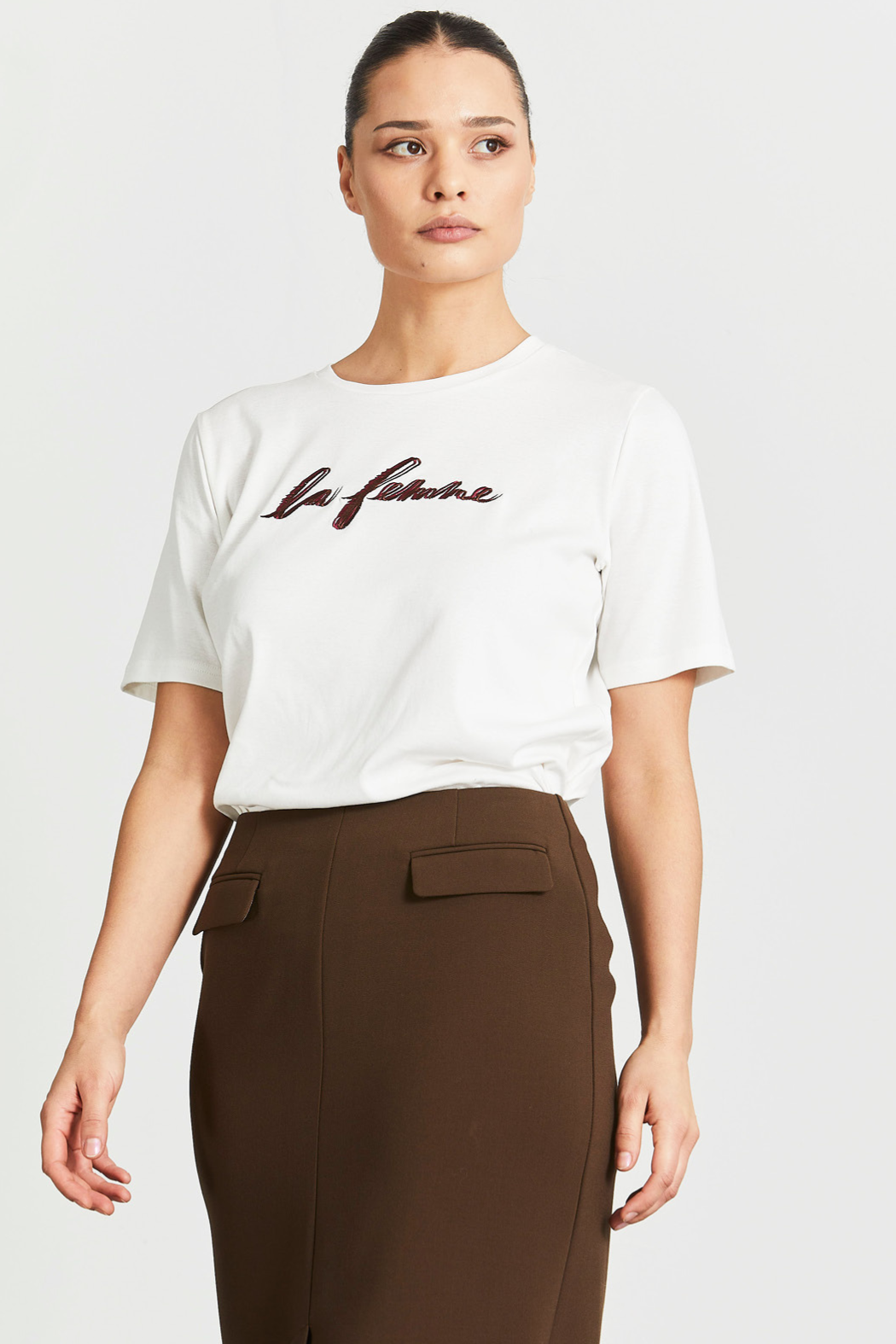 tee, t-shirt, overdel, bluse, print, tryk, broderi, brodering, logo, blød, ærmer, rund hals,  fin, smuk, elegant, klassisk, feminin, pæn, rå, cool, sej, unik, musthave, hverdag, fest