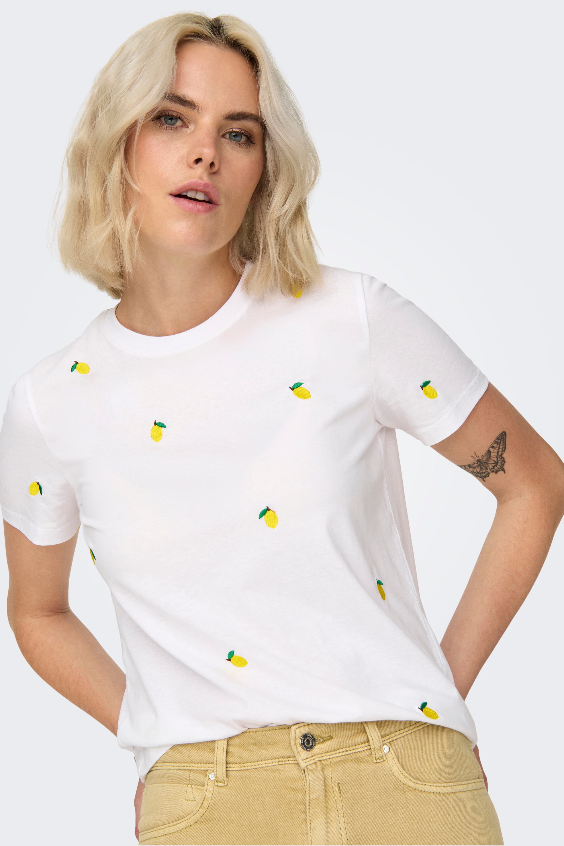 tee, tshirt, overdel, bluse, blød, hvid, broderi, broderet, frugter, fruits, citroner, citron, lemon, Fin, smuk, elegant, klassisk, staple, feminin, pæn, rå, cool, sej, unik, musthave, hverdag, fest, kvinde, dame, woman
