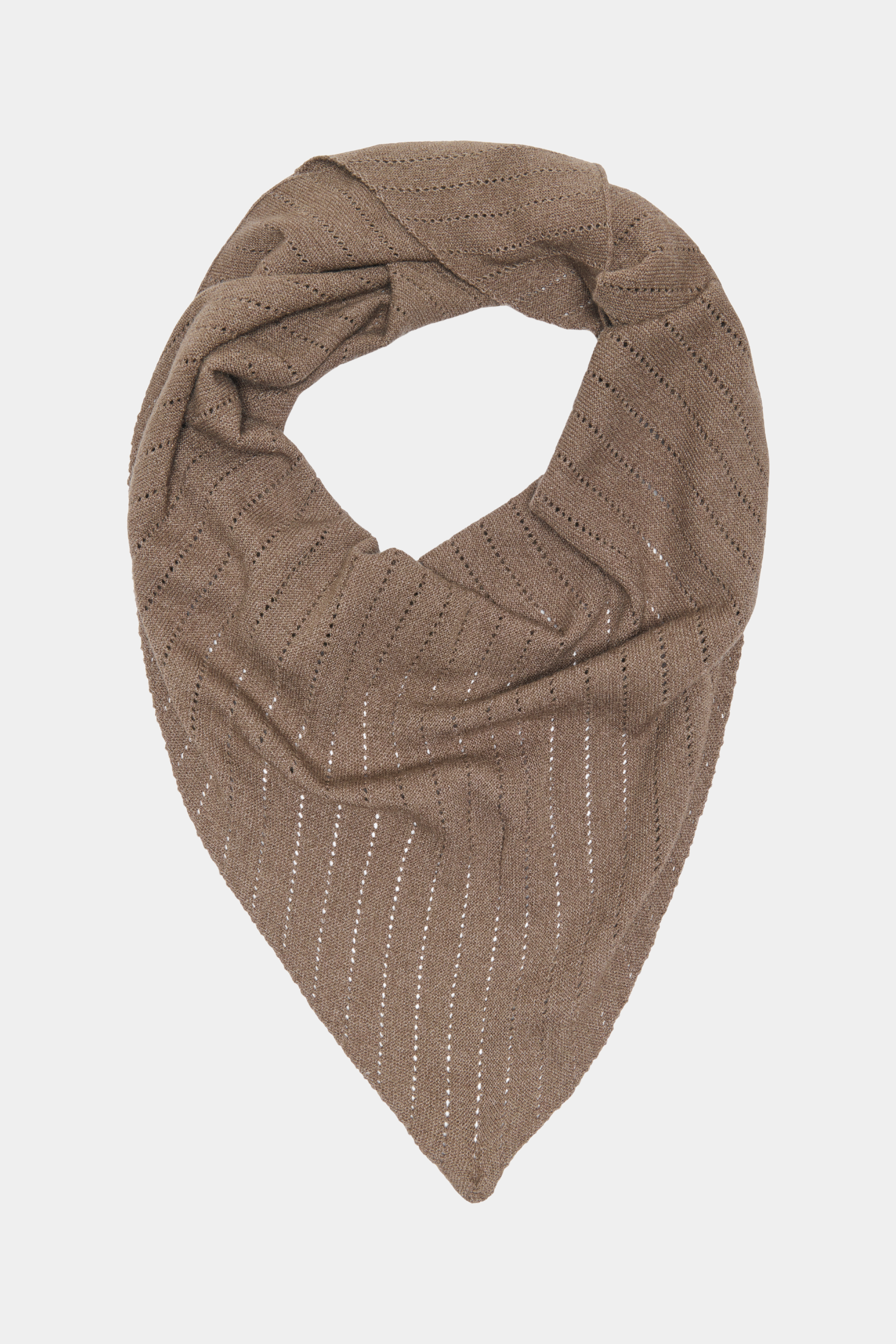 Fin, smuk, elegant, klassisk, staple, feminin, pæn, rå, cool, sej, unik, musthave, hverdag, fest, kvinde, dame, woman, halstørklæde, tørklæde, scarf, soft, blød, pointelle, hulmønster, beige, brun, valnød, trekantet, triangle, stor, big, large, winter, efterår, forår, spring, autumn