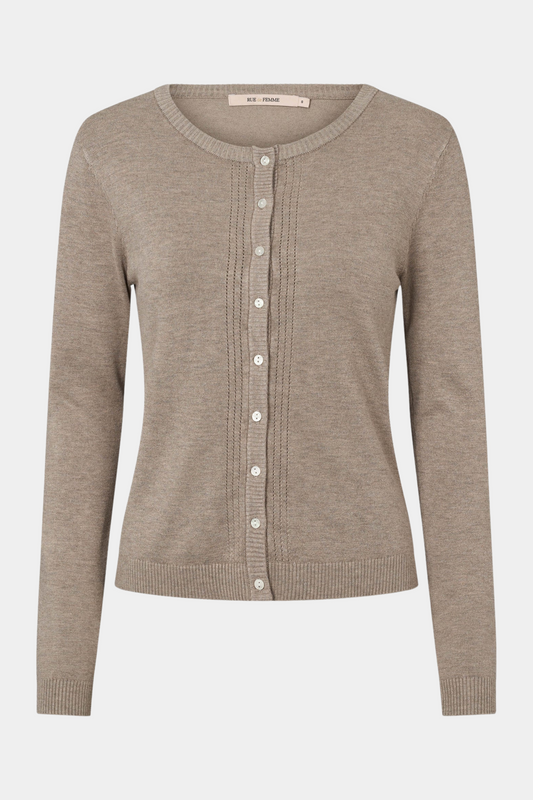 cardigan, strik, trøje, bluse, pullover, knit, soft, blød, finstrik, sand, beige, stolpelukning, langærmet, legant, fin, feminin, staple, casual, classic, rund hals, kvinde, dame, woman