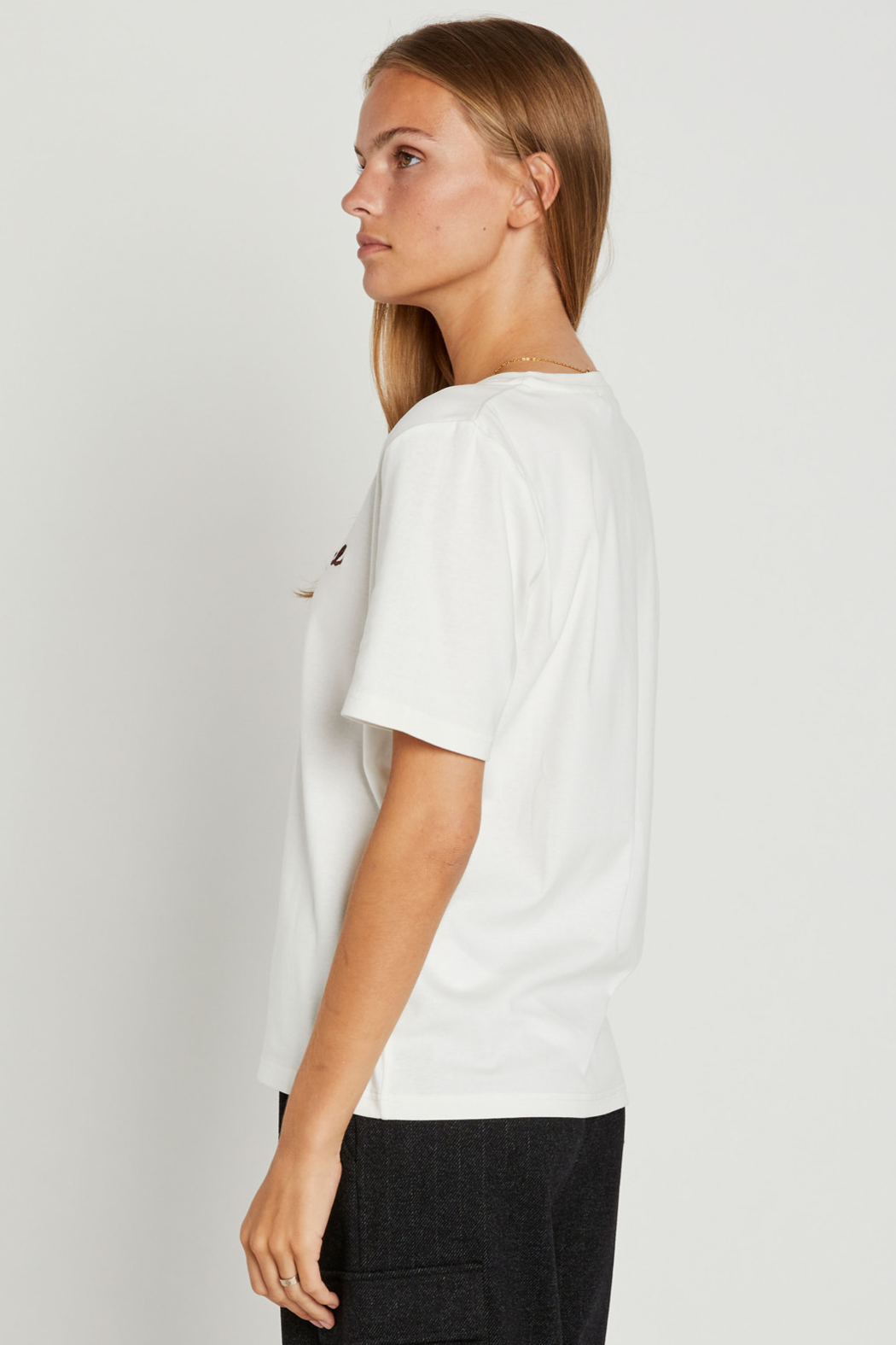 tee, t-shirt, overdel, bluse, print, tryk, broderi, brodering, logo, blød, ærmer, rund hals,  fin, smuk, elegant, klassisk, feminin, pæn, rå, cool, sej, unik, musthave, hverdag, fest