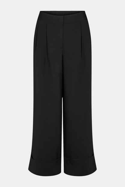 Fin, smuk, elegant, klassisk, staple, feminin, pæn, rå, cool, sej, unik, musthave, hverdag, fest, kvinde, dame, woman, buks, pant, vid, vidde, bred, wide, opsmøg, læg, løs, loose, sort, black, staple, klassisk, classic