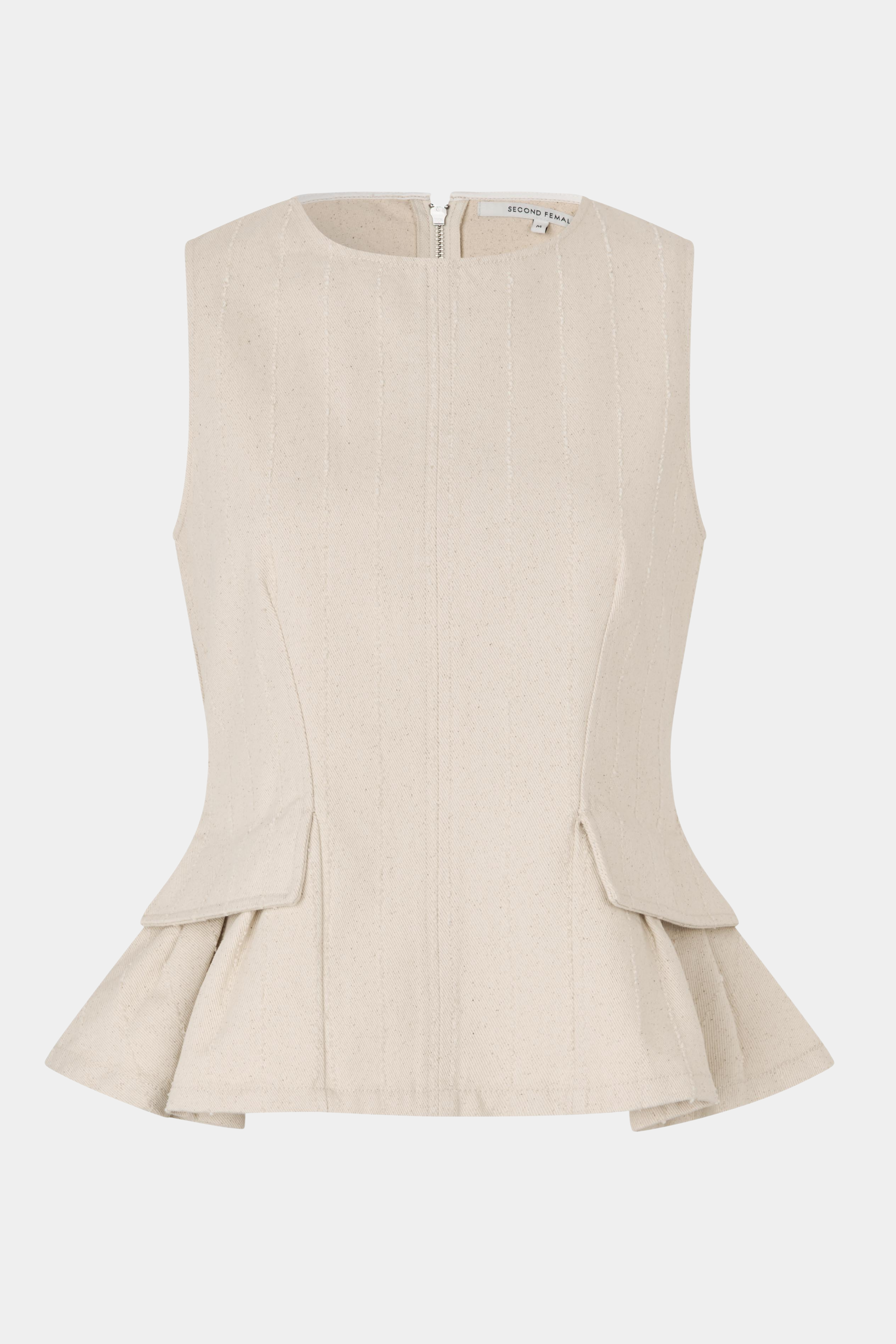 Fin, smuk, elegant, klassisk, staple, feminin, pæn, rå, cool, sej, unik, musthave, hverdag, fest, kvinde, dame, woman, top, bluse, ærmeløs, peplum, indsnit, indsyet, faconsyet, talje, rund hals, denim, hør, linen, lommer, flæse, creme, beige, råhvid, natur