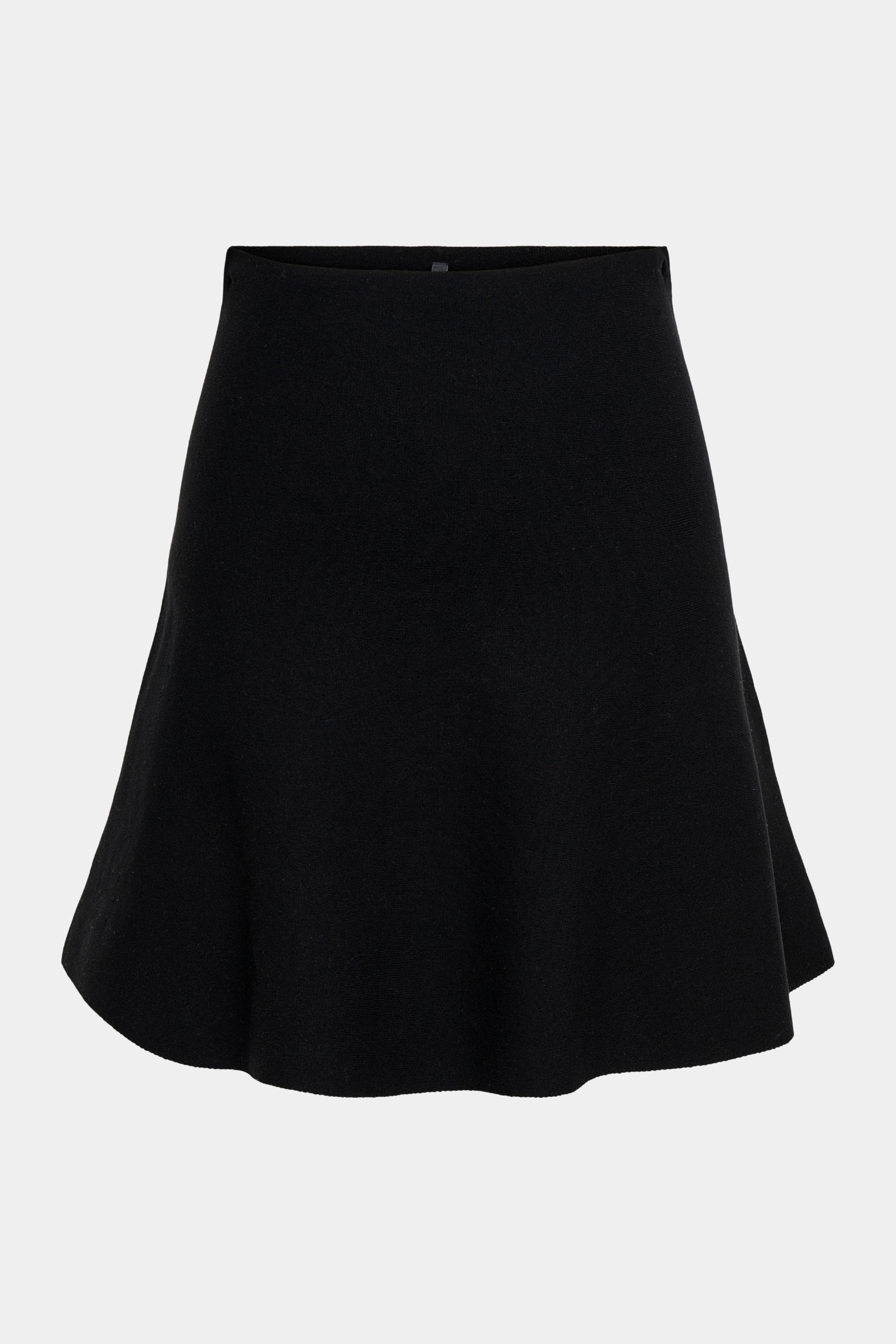 Fin, smuk, elegant, klassisk, staple, feminin, pæn, rå, cool, sej, unik, musthave, hverdag, fest, kvinde, dame, woman, nederdel, skirt, kort, short, midi, mellemlang, sort, black, strik, knit, striknederdel, blød, soft, tung, kraftig, tyk, skater, a-shape, løs, loose
