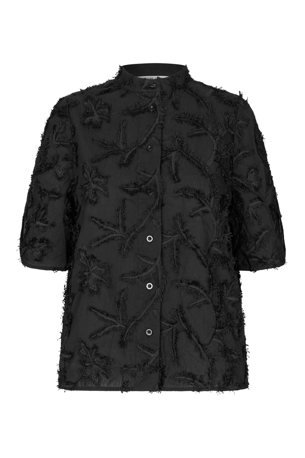 Fin, smuk, elegant, klassisk, staple, feminin, pæn, rå, cool, sej, unik, musthave, hverdag, fest, kvinde, dame, woman, bluse, blouse, shirt, skjorte, skjortebluse, blonde, lace, sort, black, kortærmet, rynk, rynke, stolpelukning, knapper, kinakrave, løs, loose, casual