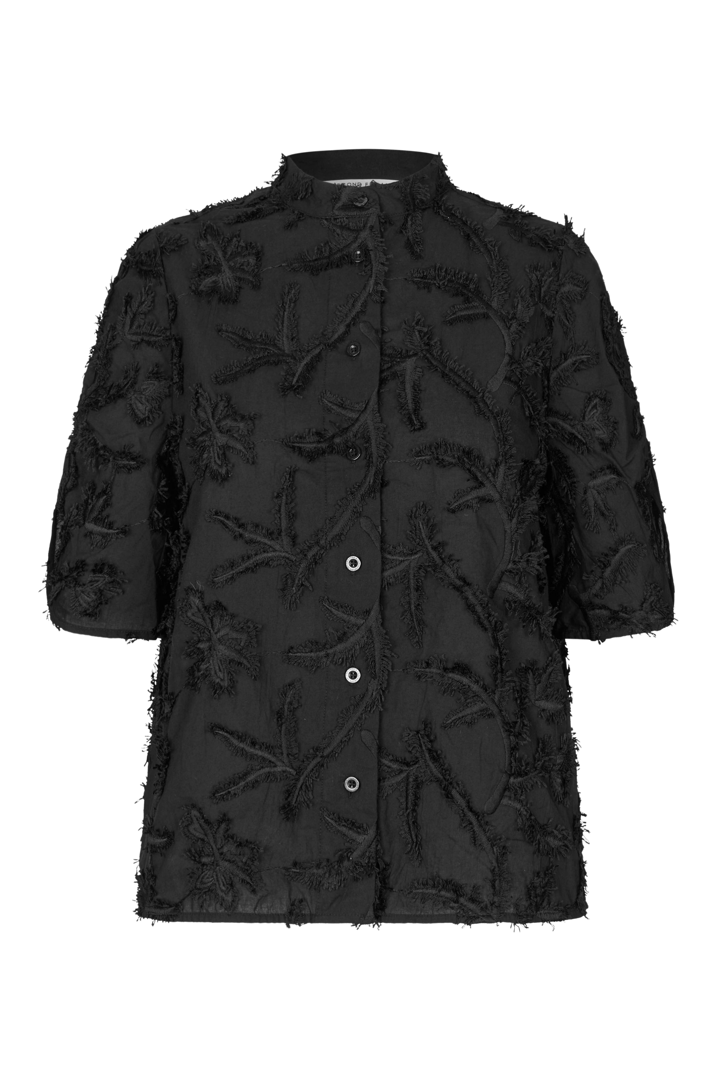 Fin, smuk, elegant, klassisk, staple, feminin, pæn, rå, cool, sej, unik, musthave, hverdag, fest, kvinde, dame, woman, bluse, blouse, shirt, skjorte, skjortebluse, blonde, lace, sort, black, kortærmet, rynk, rynke, stolpelukning, knapper, kinakrave, løs, loose, casual