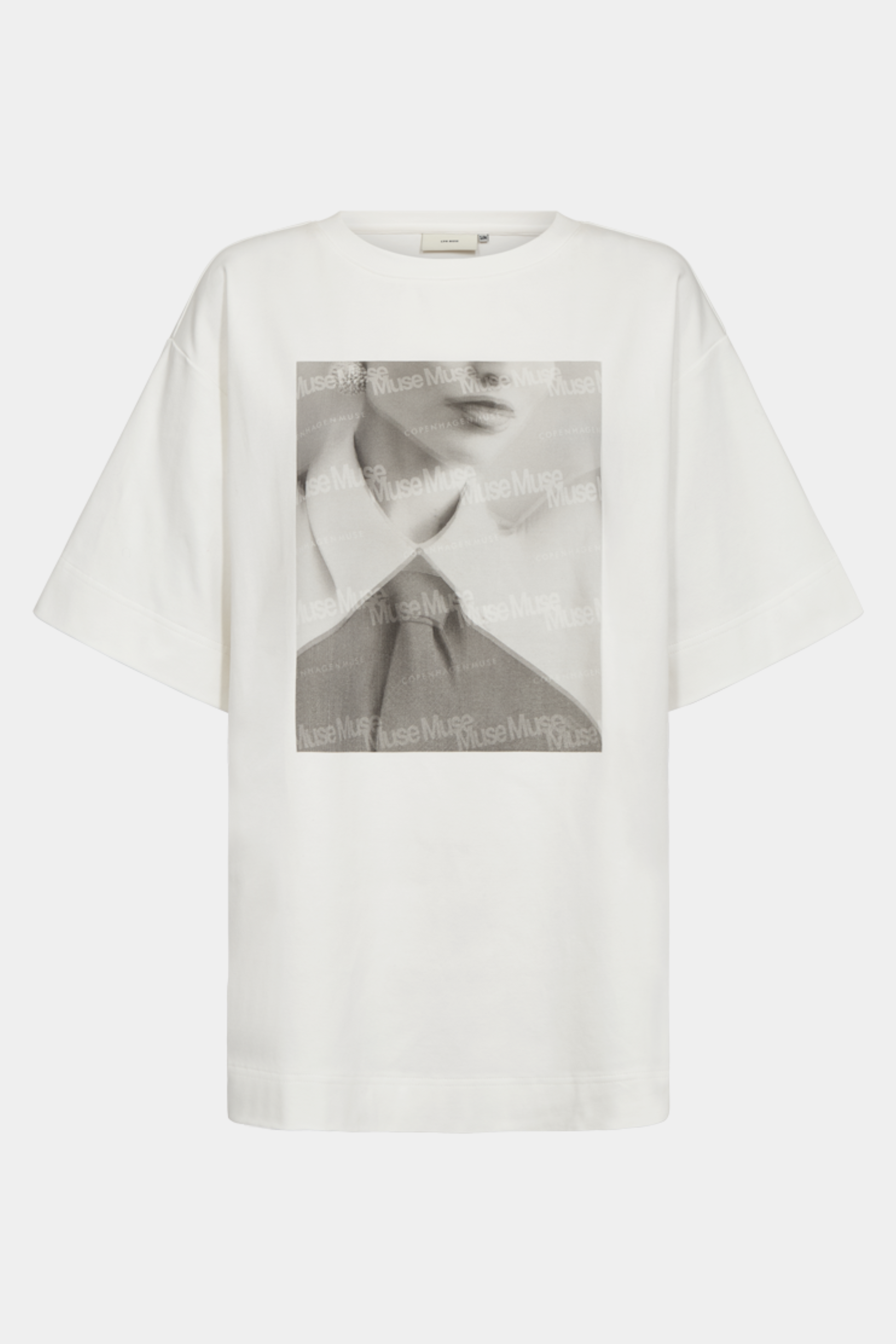 Fin, smuk, elegant, klassisk, staple, feminin, pæn, rå, cool, sej, unik, musthave, hverdag, fest, kvinde, dame, woman, t-shirt, tshirt, tee, oversized, overzide, løs, loose, stor, tryk, print, kraftig, ekslusiv, exclusive, tyk, lang, rund hals, grå