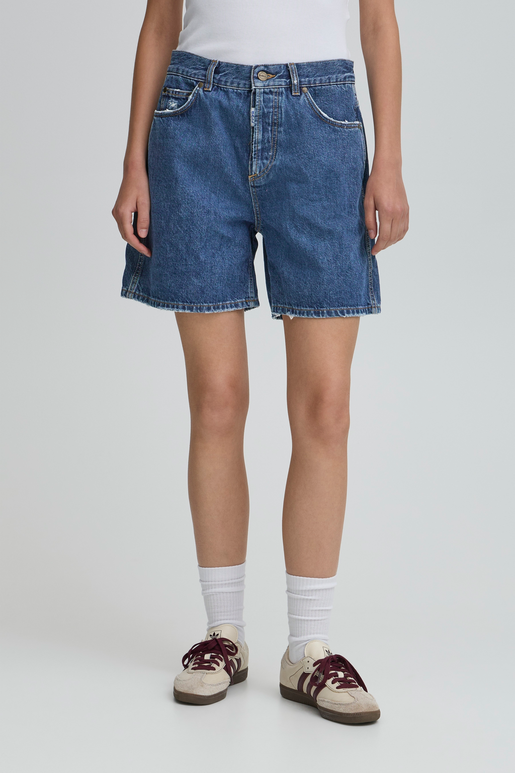 shorts, jeans, denim, denimshorts, blå, Fin, smuk, elegant, klassisk, feminin, pæn, rå, cool, sej, unik, musthave, hverdag, fest, bermuda, vid, vidde, bred, bredde, vintage, staple, everyday, kvinde, dame, woman, unisex