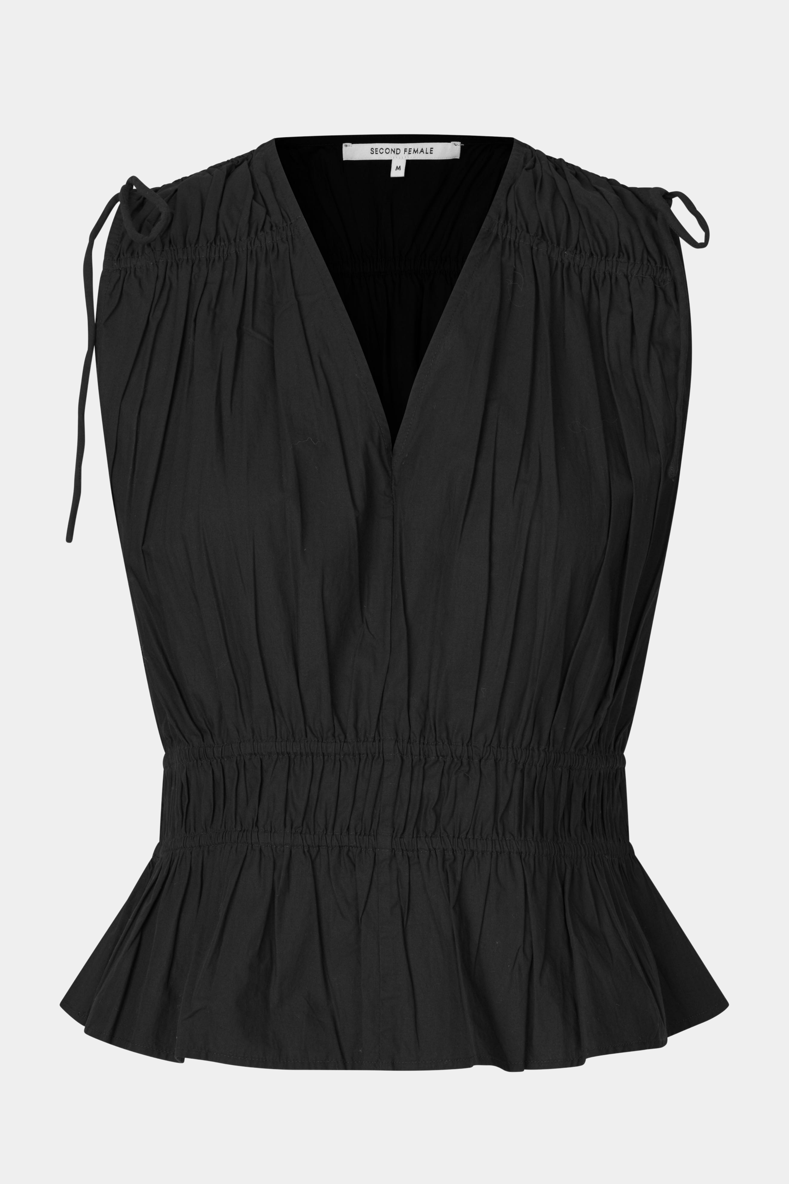 Fin, smuk, elegant, klassisk, staple, feminin, pæn, rå, cool, sej, unik, musthave, hverdag, fest, kvinde, dame, woman, top, bluse, shirt, ærmeløs, sleeveless, v-hals, peplum, talje, lastik, figursyet, crisp, bomuld, cotton, blød, soft, sommer, sommertop, rynke, summer, black, sort