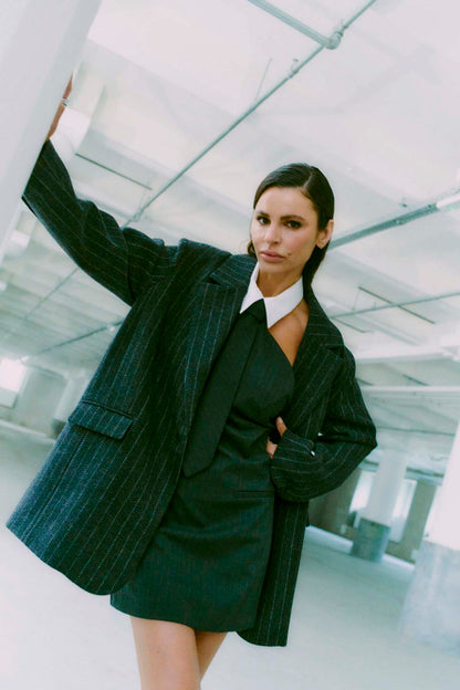 blazer, habit, jakke, frakke, tyk, varm, oversize, striber, nålestribet, sort, revers, efterårsjakke, fin, smuk, elegant, klassisk, feminin, pæn, rå, cool, sej, unik, musthave, hverdag, fest