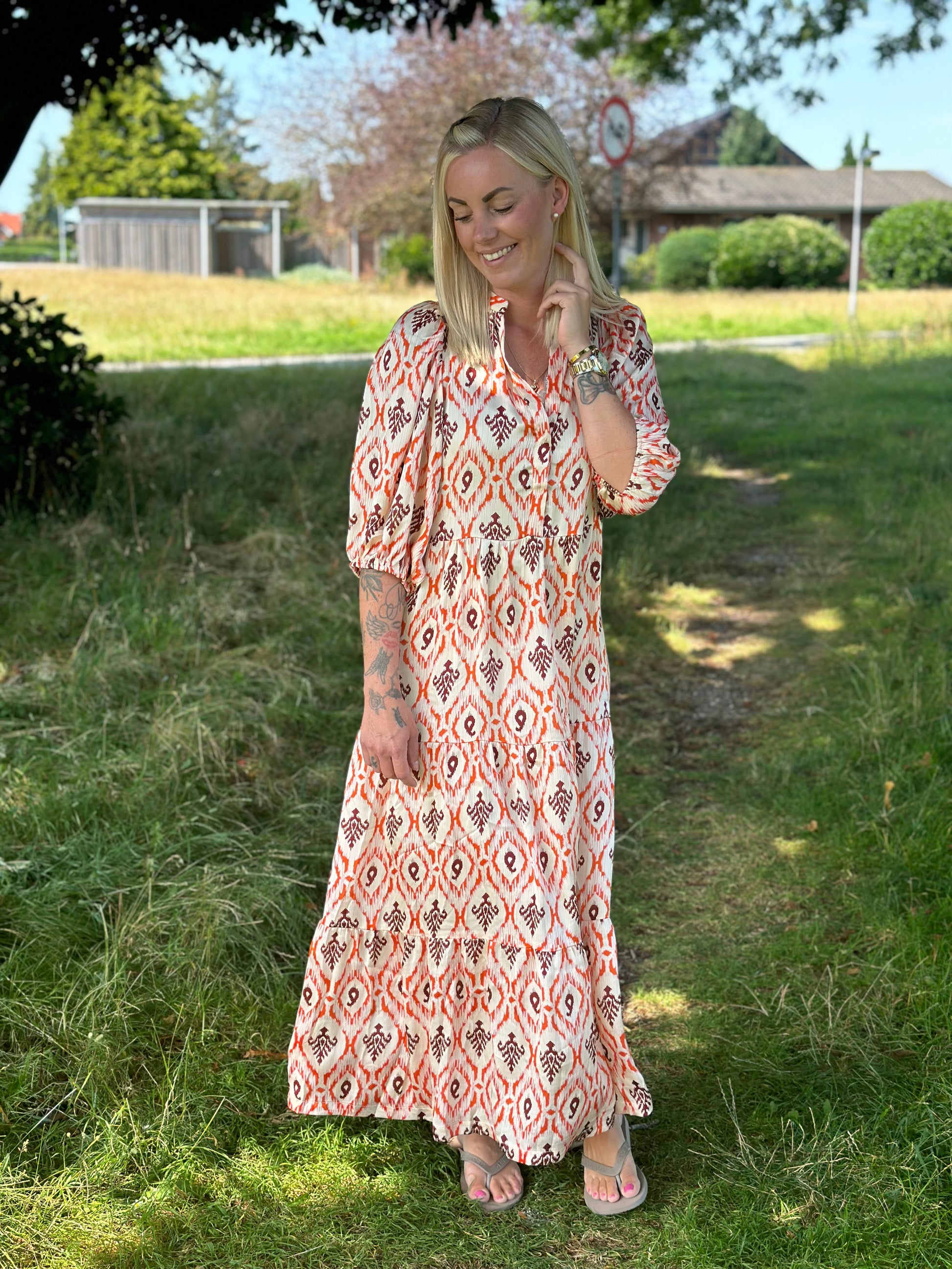 kjole, dress, maxi, maxikjole, maxidress, print, boheme, rød, orange, farver, color, kortærmet, løs, loose, elegant, fin, feminin, sommer, sommerkjole, let, hverdag, fest, kvinde, dame, woman