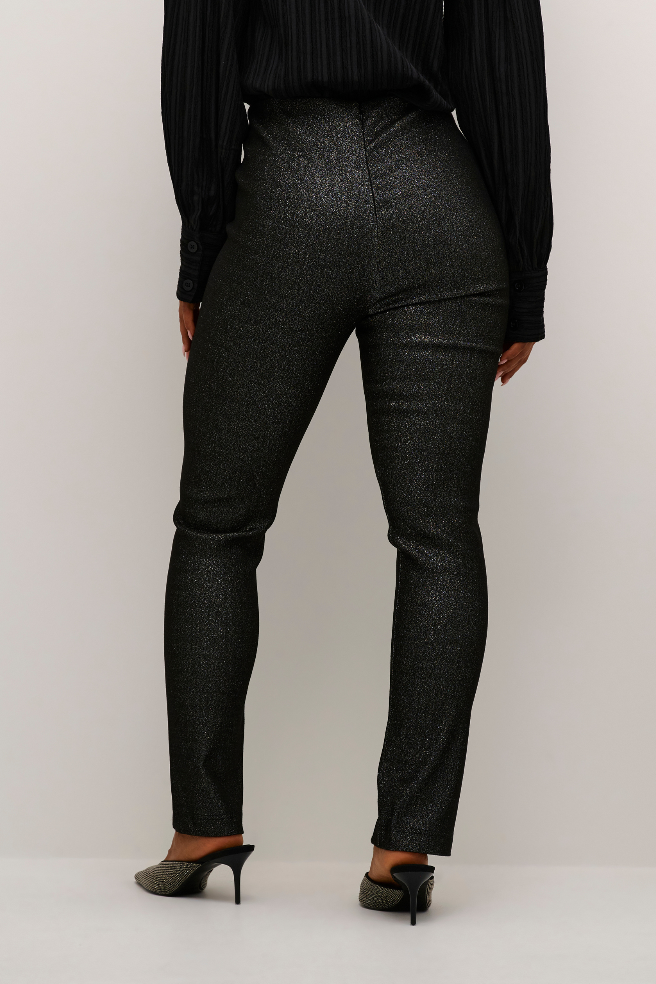 Bukser, buks, pants, leggings, glimmer, glitter, sort, tætsiddende, stramme, stram, slids, slidser, festlig, fin, smuk, elegant, klassisk, feminin, pæn, rå, cool, sej, unik, musthave, hverdag, fest
