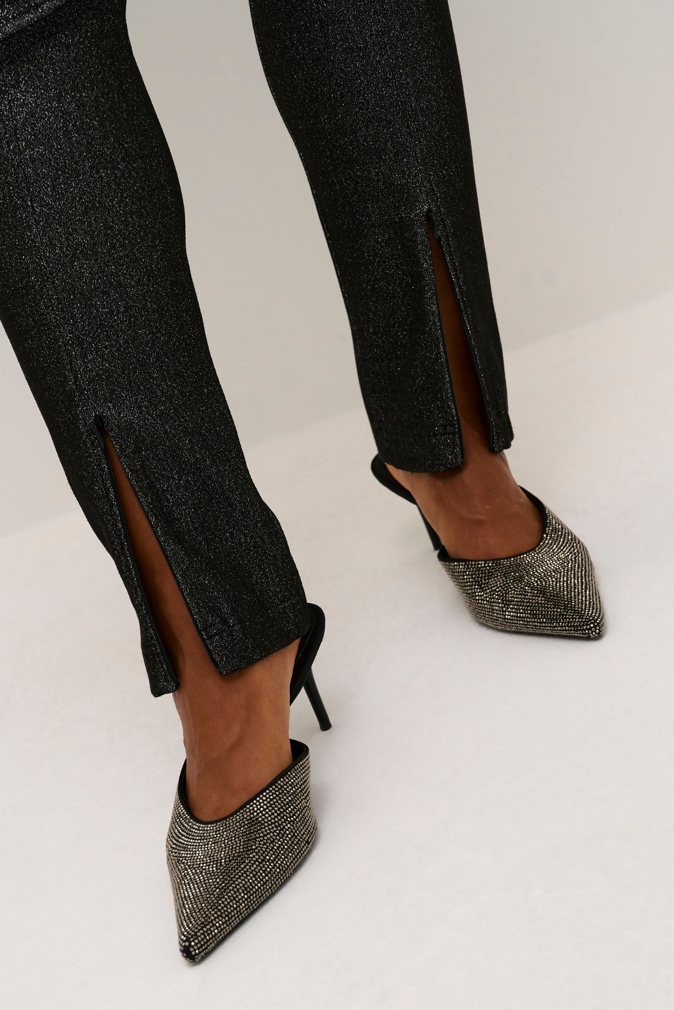 Bukser, buks, pants, leggings, glimmer, glitter, sort, tætsiddende, stramme, stram, slids, slidser, festlig, fin, smuk, elegant, klassisk, feminin, pæn, rå, cool, sej, unik, musthave, hverdag, fest