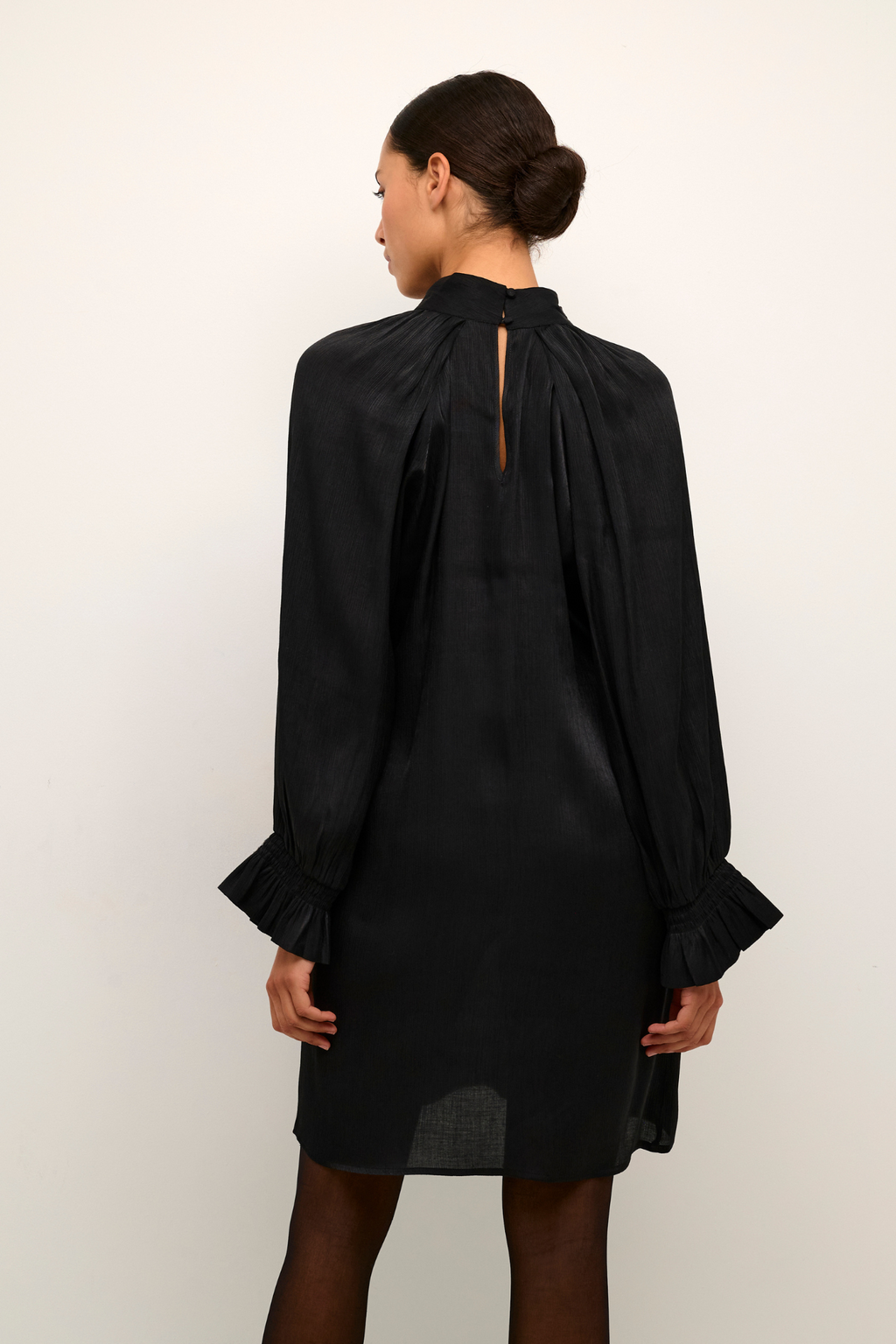kjole, dress, blank, shiny, glimmer, glitter, festlig, højhals, fin, smuk, elegant, klassisk, feminin, pæn, rå, cool, sej, unik, musthave, hverdag, fest
