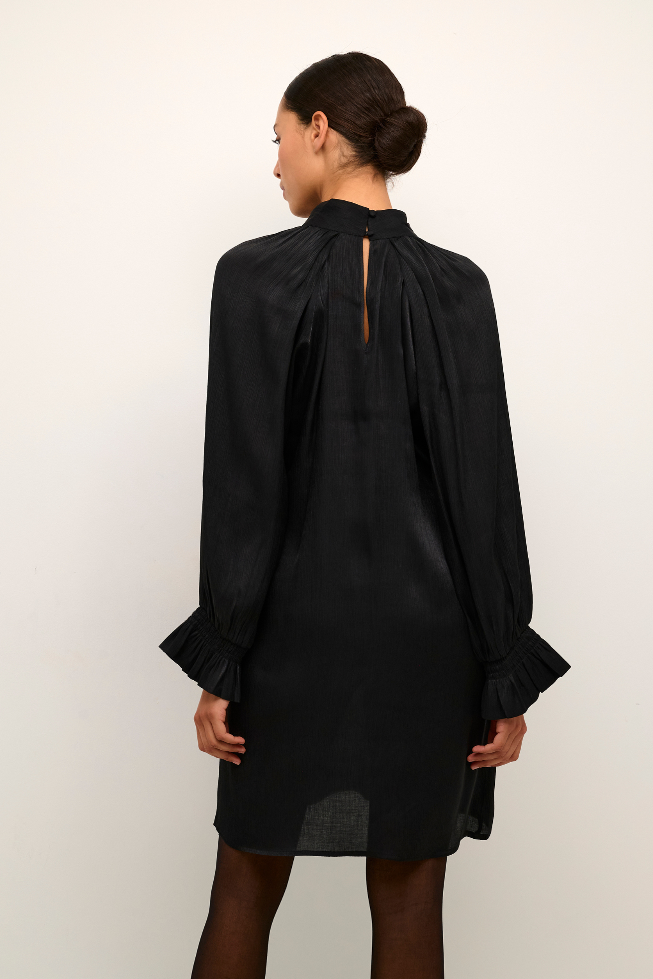 kjole, dress, blank, shiny, glimmer, glitter, festlig, højhals, fin, smuk, elegant, klassisk, feminin, pæn, rå, cool, sej, unik, musthave, hverdag, fest
