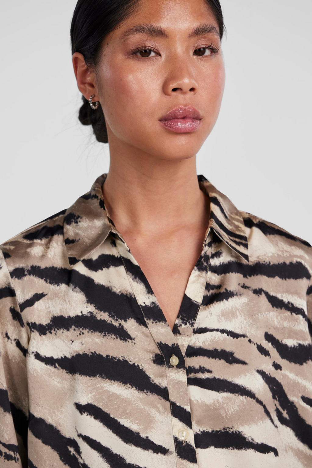Skjorte, shirt, bluse, overdel, satin, blank, shiny, zebra, print, animal, dyreprint, leopard, brun, silke, fin, smuk, elegant, klassisk, feminin, pæn, rå, cool, sej, unik, musthave, hverdag, fest