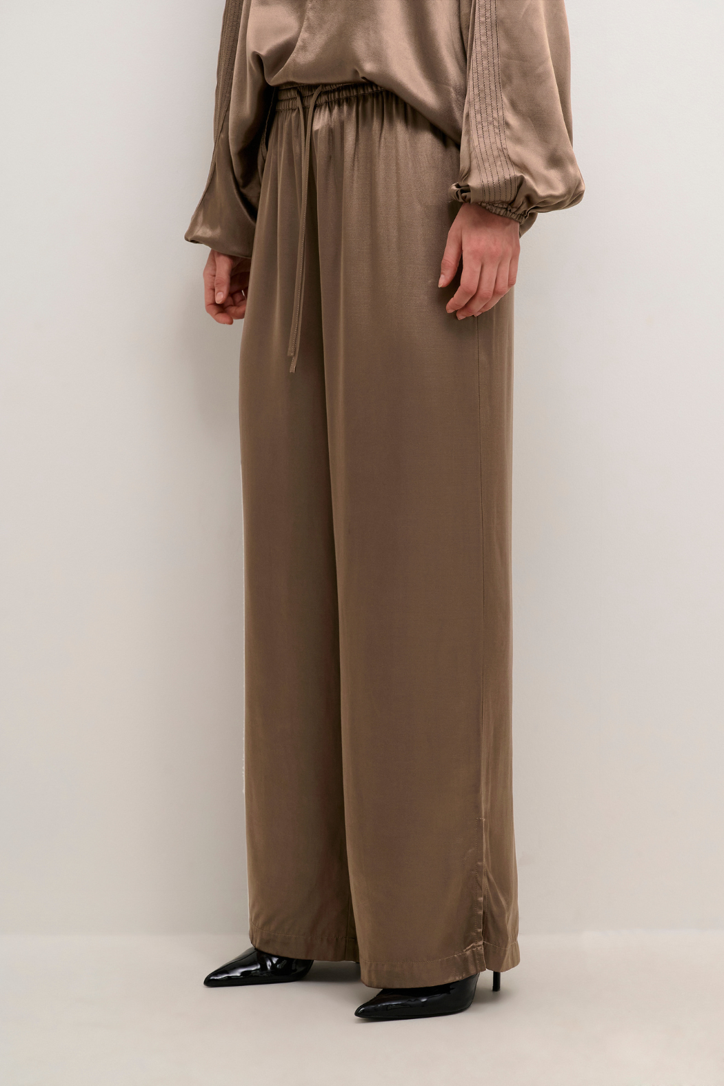 buks, pants, satin, silke, viskose, silk, brun, beige, valnød, lette, let, vidde, fin, smuk, elegant, klassisk, feminin, pæn, rå, cool, sej, unik, musthave, hverdag, fest
