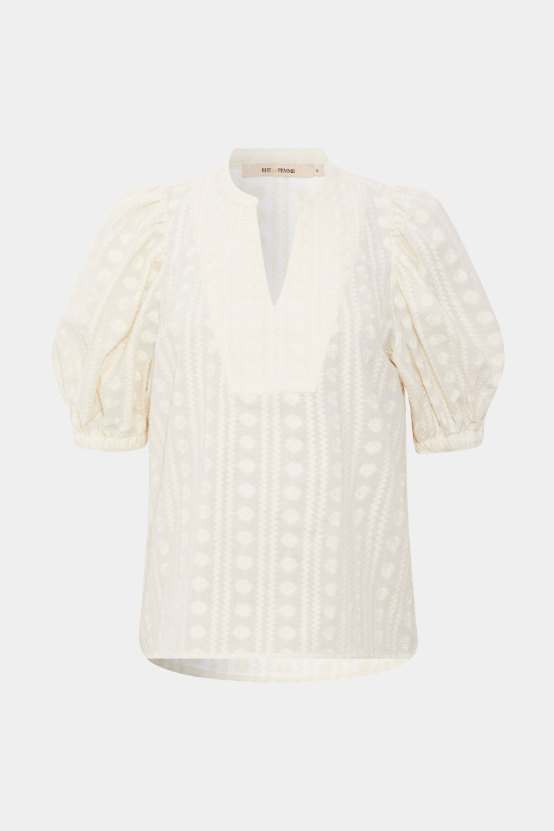 bluse, tee, skjorte, overdel, hvid, broderi, brodering, broderianglaise, hvid, offwhite, vudskæring, puf, pufærmer, fin, smuk, elegant, klassisk, feminin, pæn, rå, cool, sej, unik, musthave, hverdag, fest
