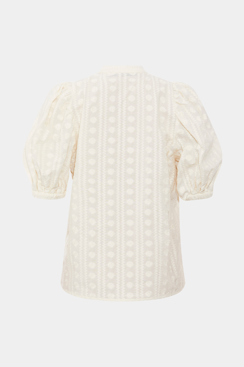 bluse, tee, skjorte, overdel, hvid, broderi, brodering, broderianglaise, hvid, offwhite, vudskæring, puf, pufærmer, fin, smuk, elegant, klassisk, feminin, pæn, rå, cool, sej, unik, musthave, hverdag, fest