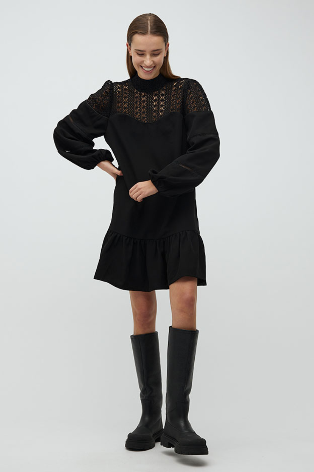 kjole, dress, sort, kort, flæser, blonde, blonder, lace, gennemsigtig, højhals, fin, smuk, elegant, klassisk, feminin, pæn, rå, cool, sej, unik, musthave, hverdag, fest