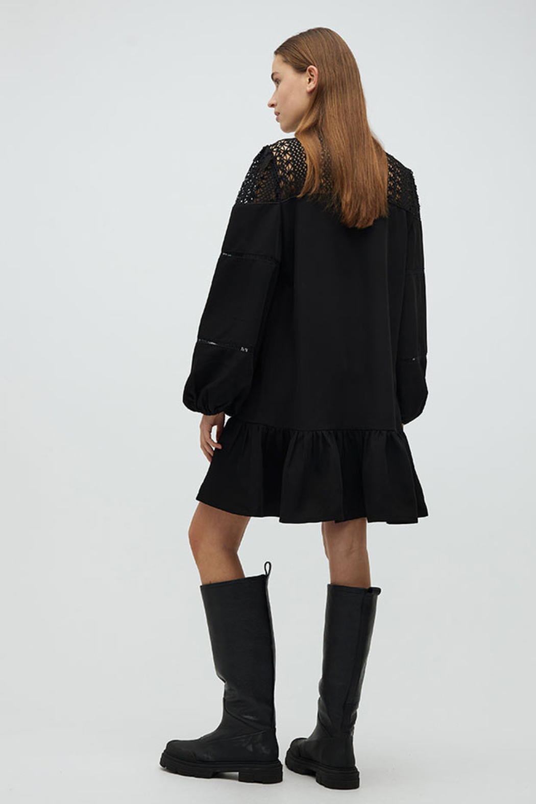kjole, dress, sort, kort, flæser, blonde, blonder, lace, gennemsigtig, højhals, fin, smuk, elegant, klassisk, feminin, pæn, rå, cool, sej, unik, musthave, hverdag, fest
